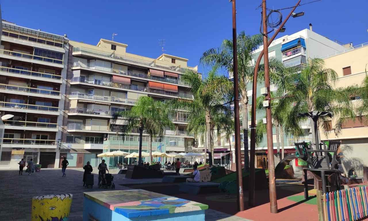 ALG137 - PISO-PLANTA BAJA DE 380M2 EN LA PLAÇA DEL MERCAT DE ALGEMESÍ