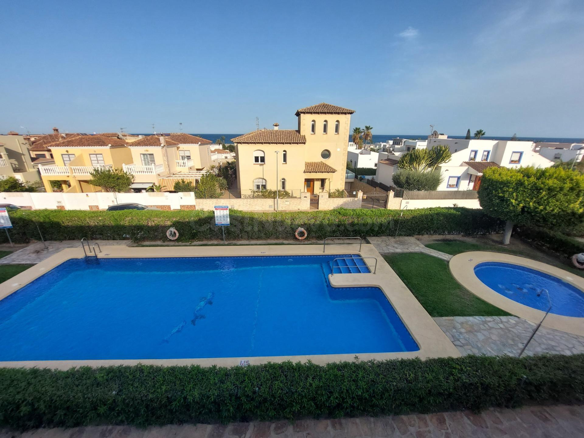 Piso de 2 dormitorios con vistas al mar, piscina y garaje en Vera