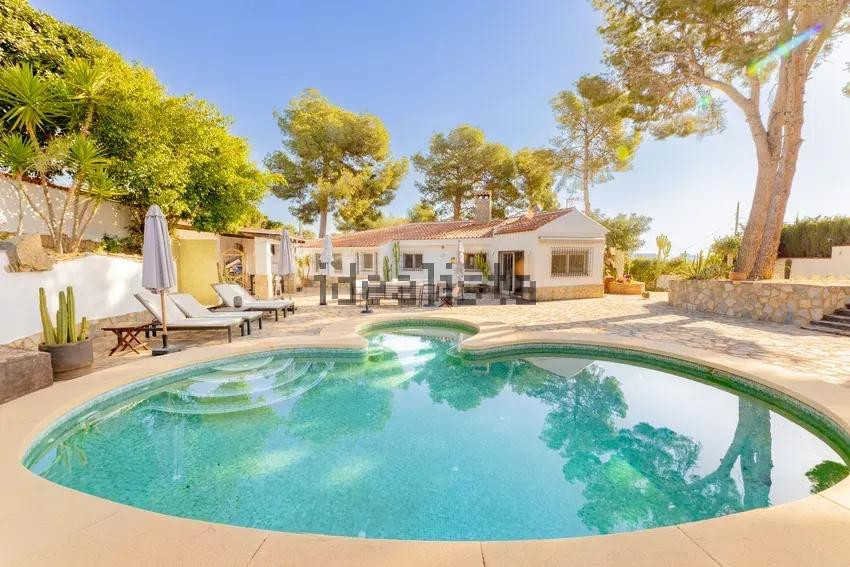 Exclusiva villa Mediterranea con vistas y piscina