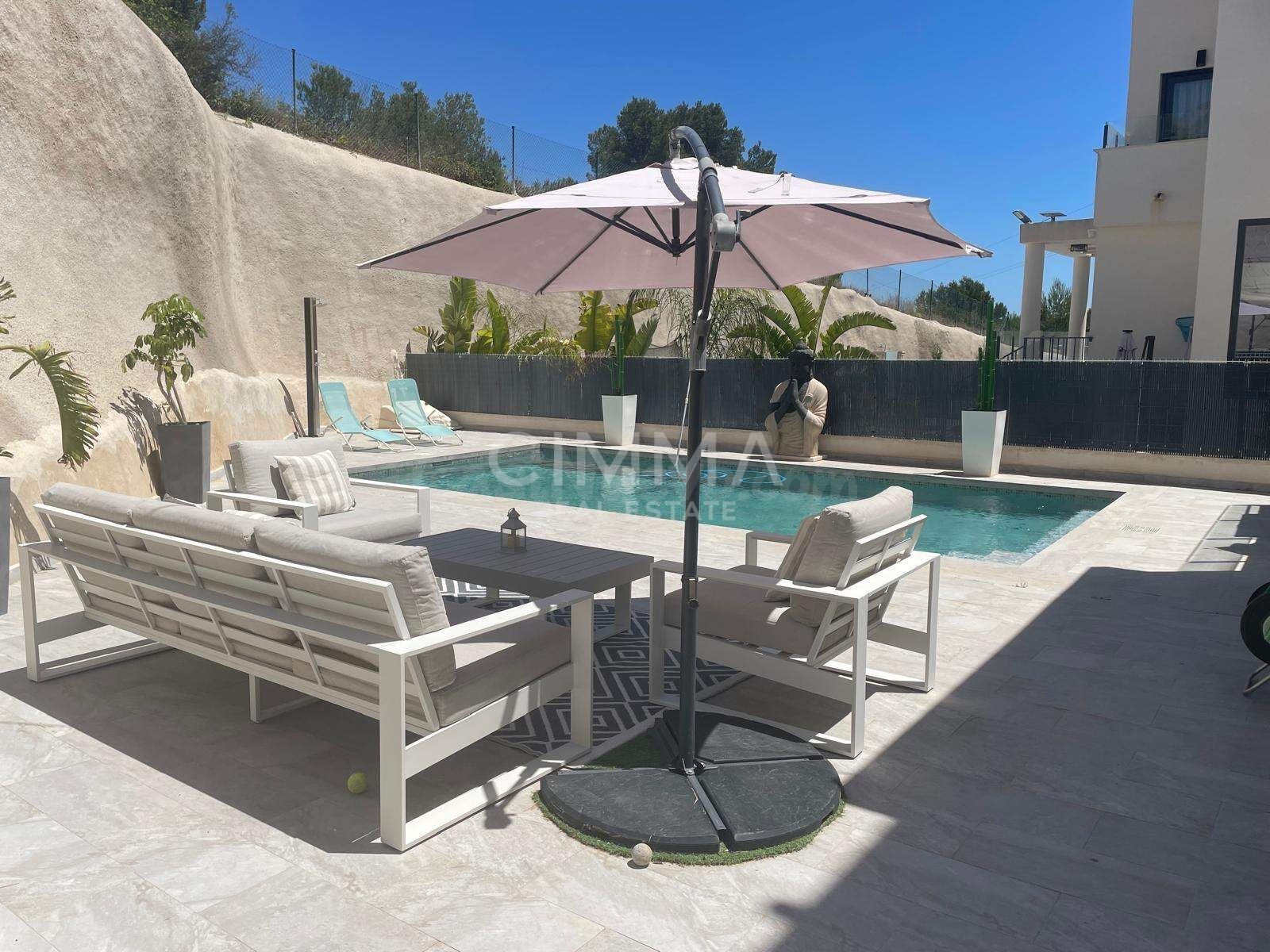 Espléndida Casa de Lujo en La Nucía con Piscina y Vista al Mar