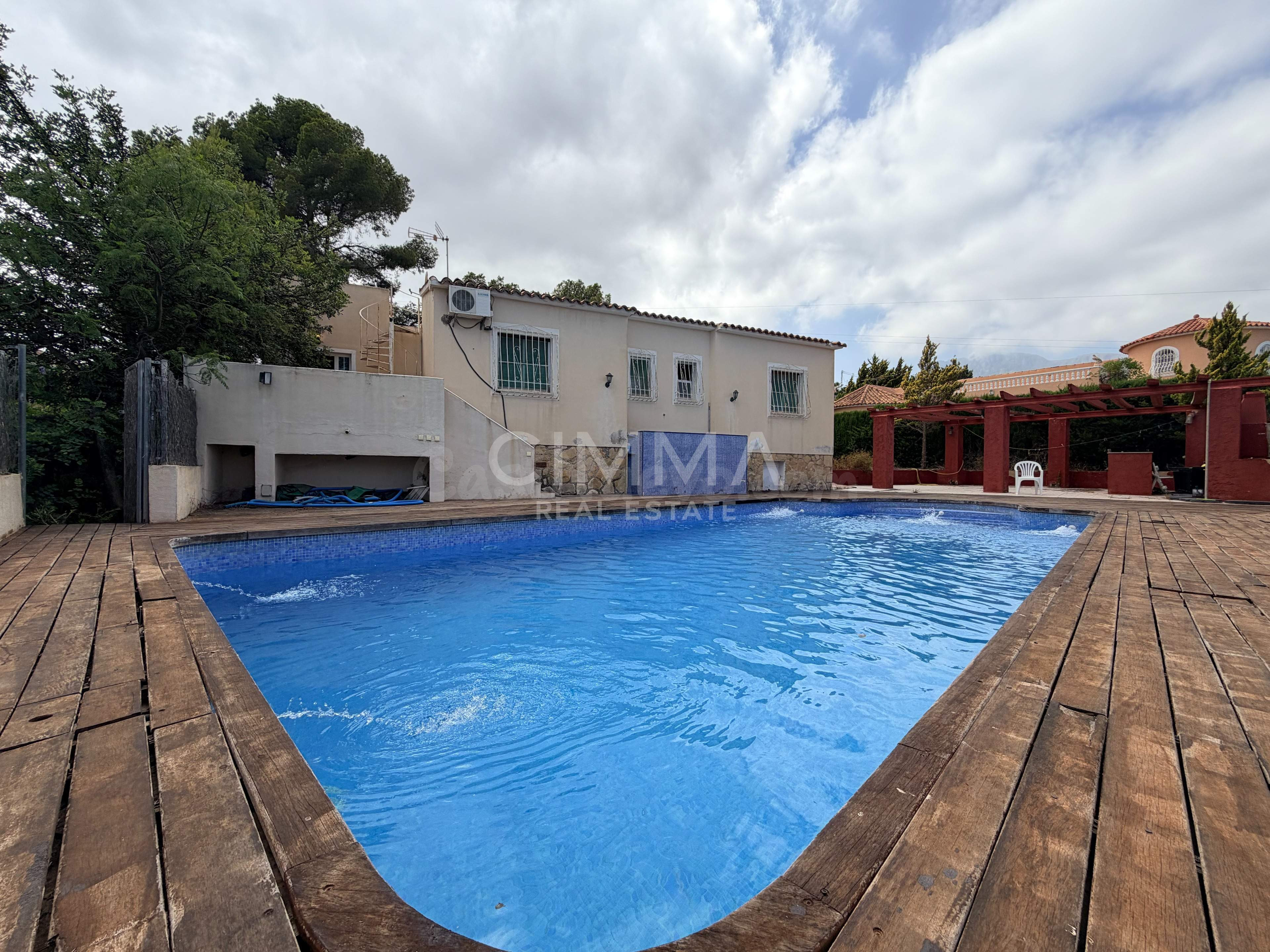 Chalet en La Nucía: Oportunidad para Reformar a tu Gusto