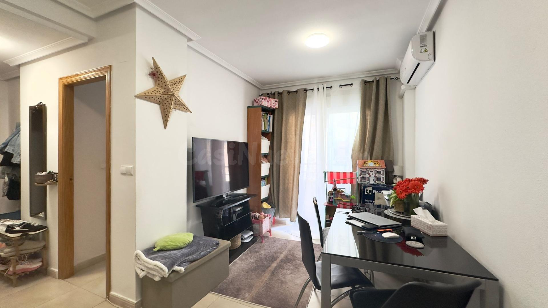 PISO DE 1 HAB Y 1 BAÑO CON ORIENTACION SOLEADA OESTE EN CENTRO DE TORREVIEJA 800 METROS DEL MAR
