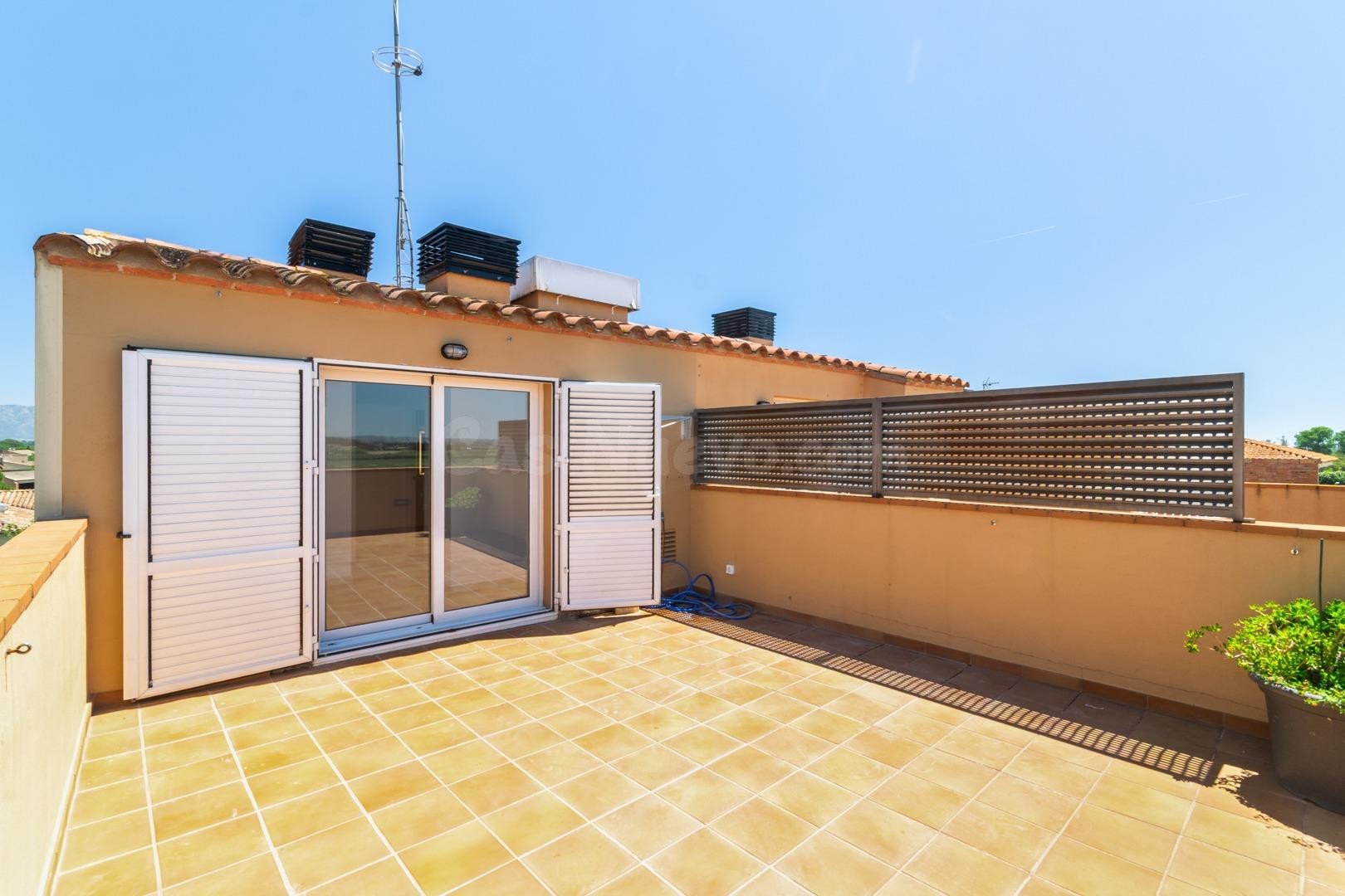 Ático dúplex con vistas despejadas!