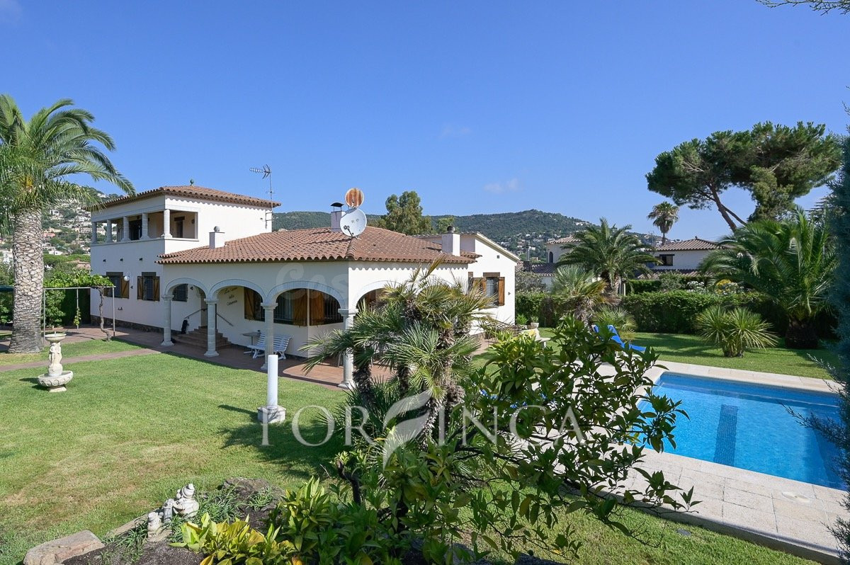 Bonita finca en zona exclusiva con mucha tranquilidad y privacidad cerca de Calonge. Piscina.