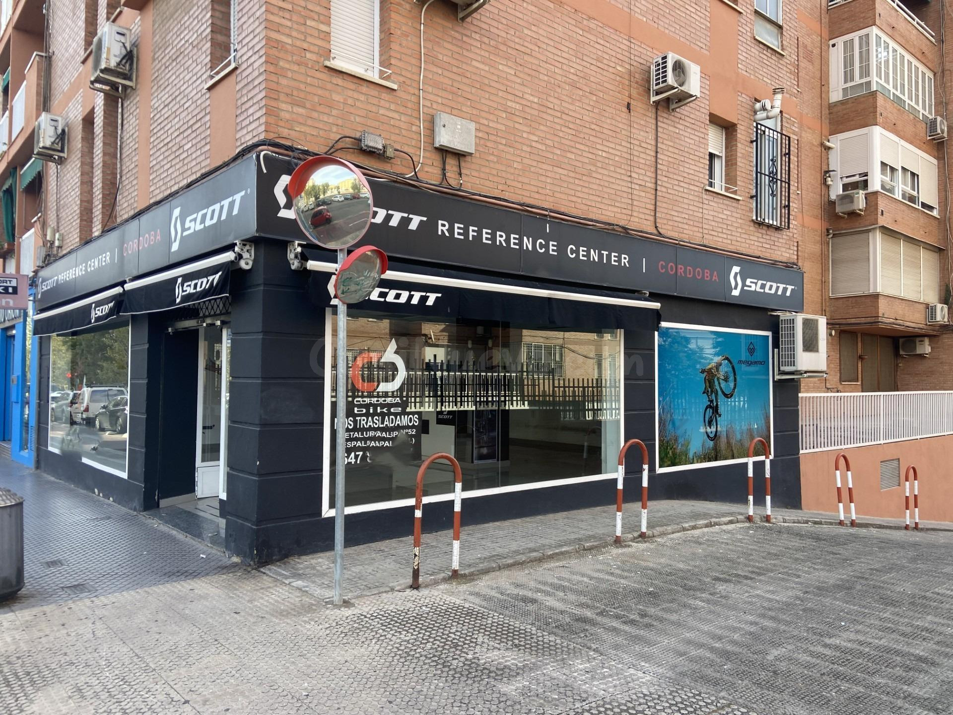 Local Comercial en Avenida de Carlos III. Haciendo Esquina