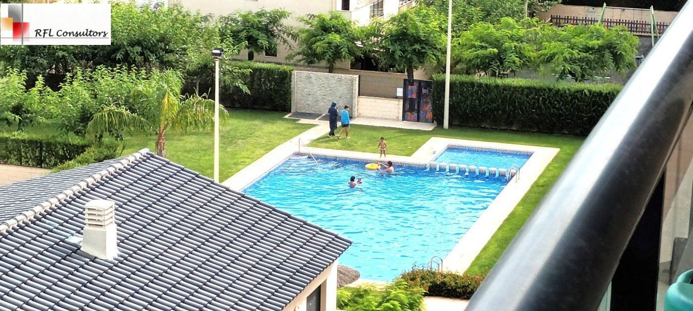 APARTAMENTO EN PRIMERA LINEA EN URBANIZACION CON PISCINA !!!