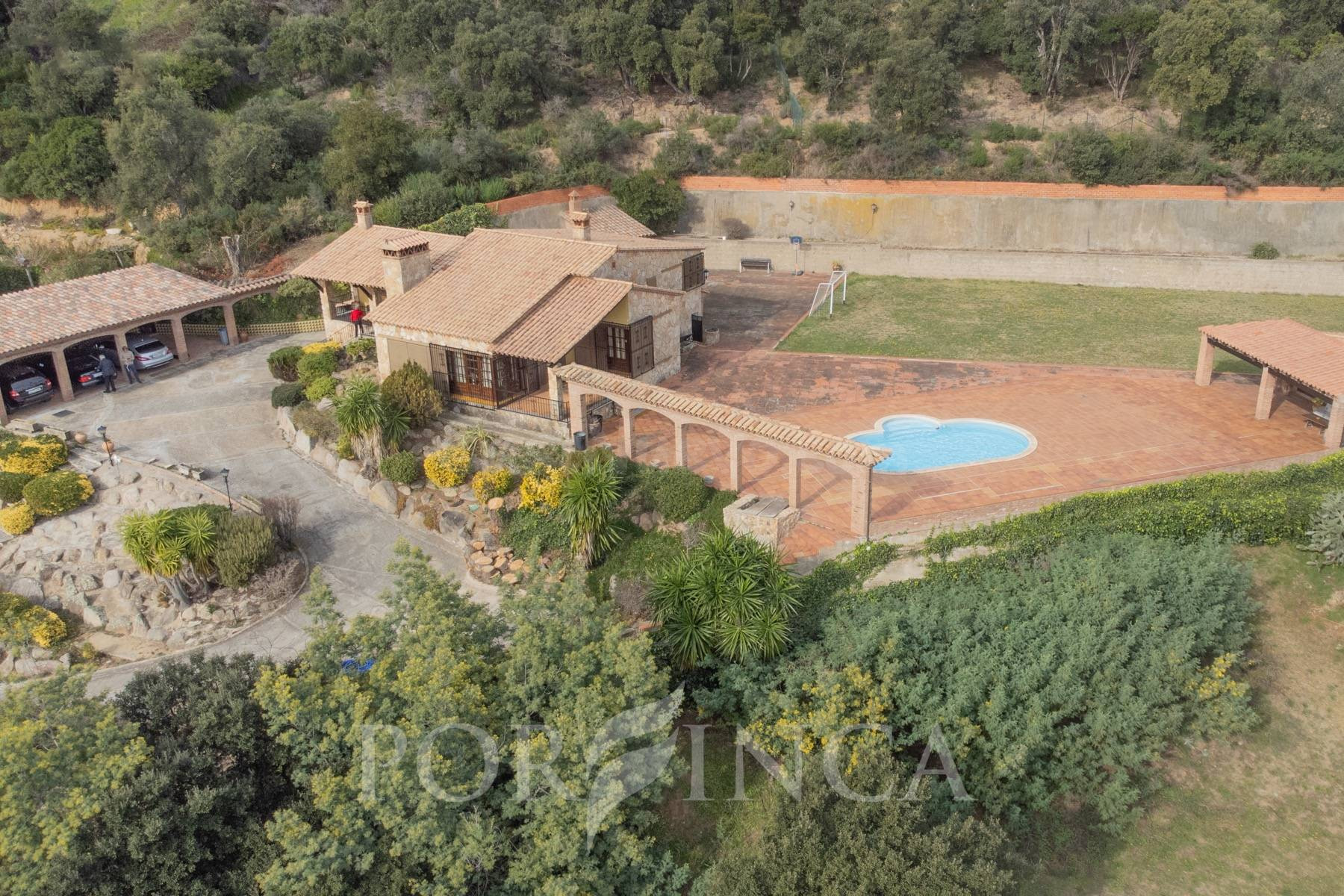 Villa Rústica en plena naturaleza de la Costa Brava con Piscina, Bodega y Campo de Fútbol