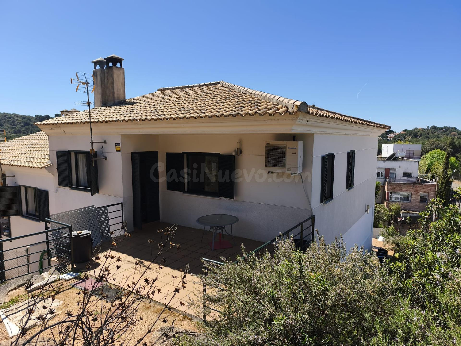 CASA EN ESQUINA PARA ENTRAR A VIVIR EN LAS JARAS