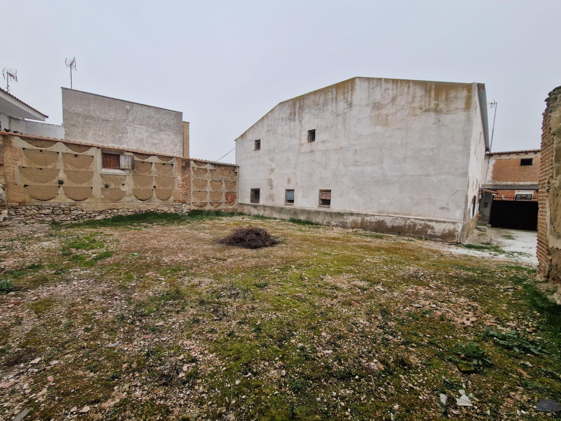 AOC CONSULTORA, VENDE CASA DE PUEBLO CON MUCHISIMO POTENCIAL