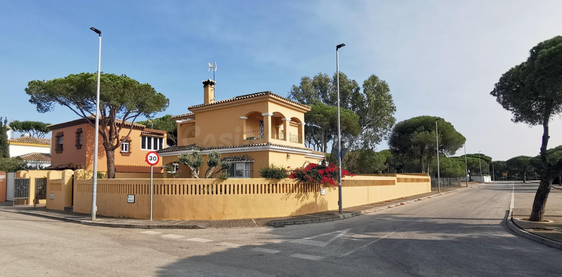 Precioso chalet en un entorno único,  una de las mejores zonas de la playa para vivir todo el año.