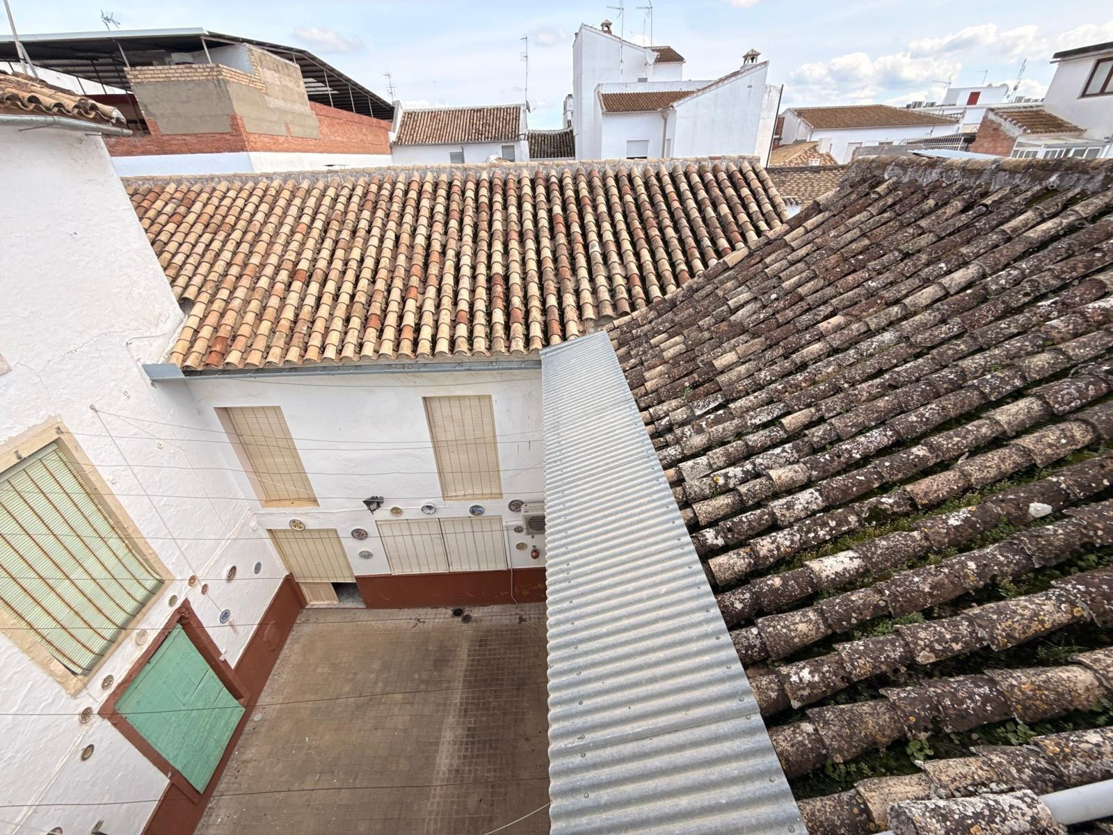 Casa señorial con gran fachada y patios en Benamejí (Córdoba)