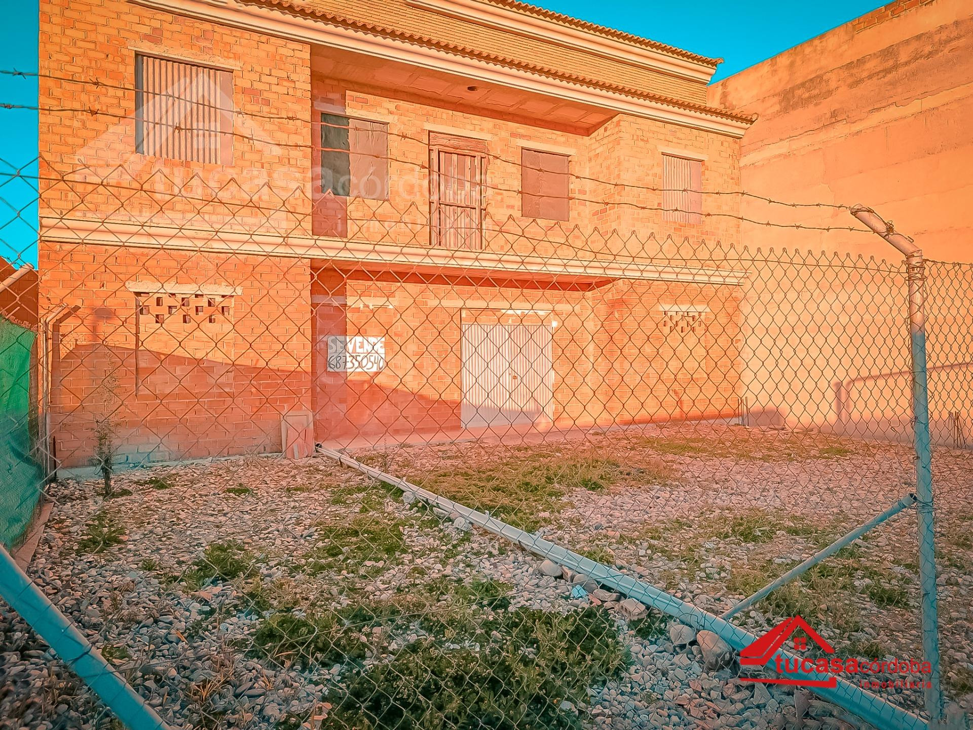 Casa de tres plantas en construcción en Alcolea (No Hipotecable) con amplio patio ️✨