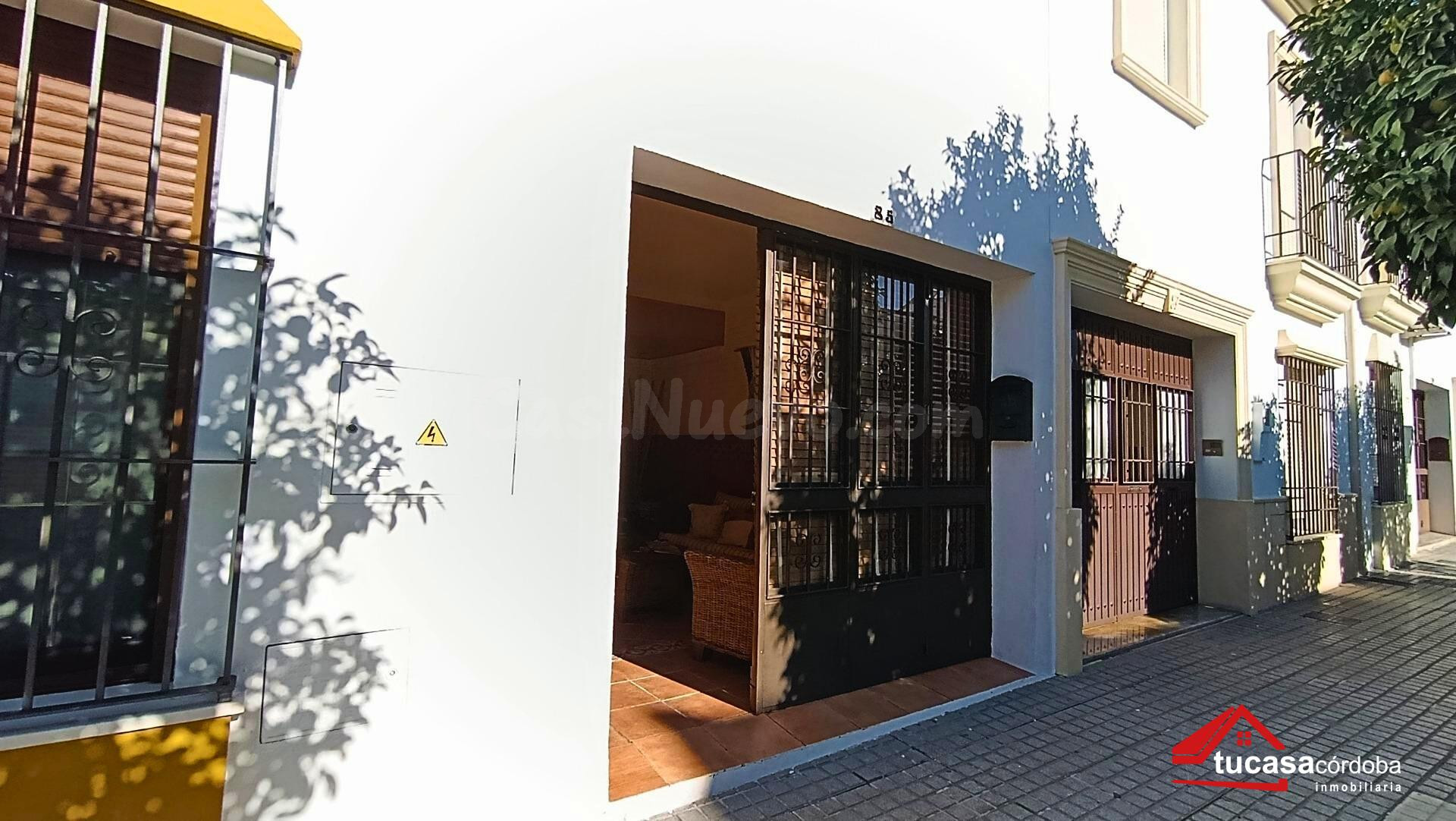 Amplia casa adosada en Posadas con 4 dormitorios, patio, garaje y excelentes calidades