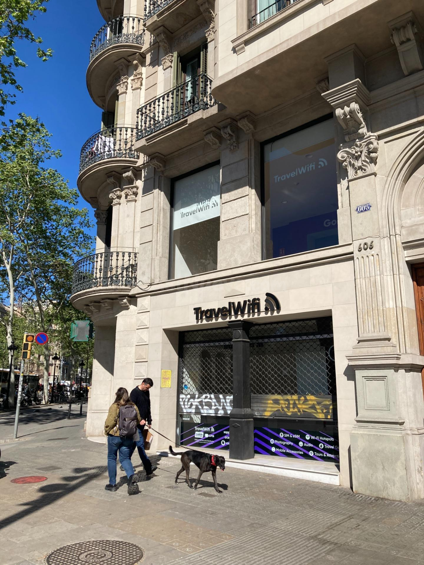 Exclusivo local comercial en la emblemática Gran Via de Barcelona.