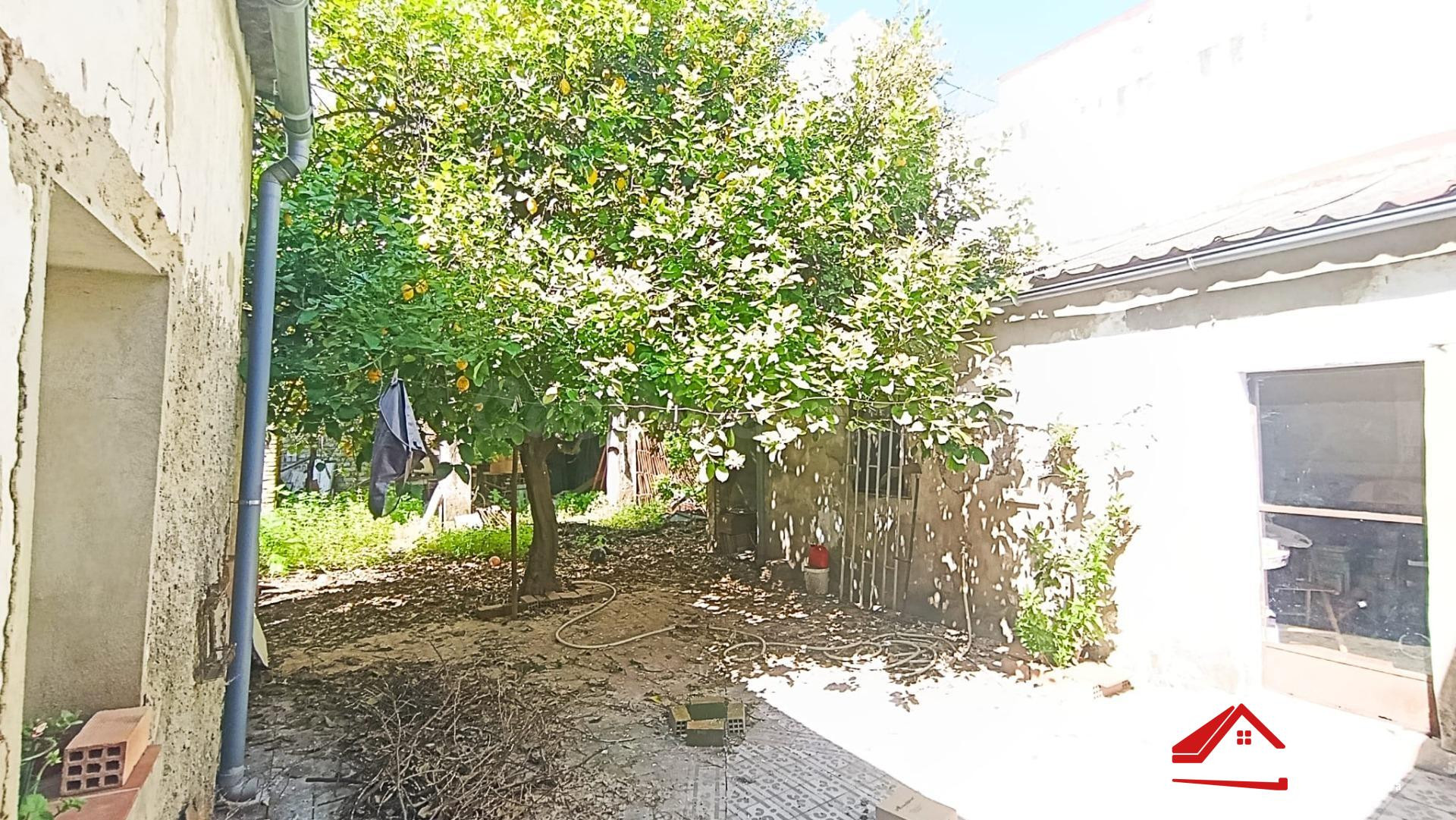 ¡OPORTUNIDAD! SOLAR URBANO CON PATIO Y COCHERA PRIVADA EN LEVANTE