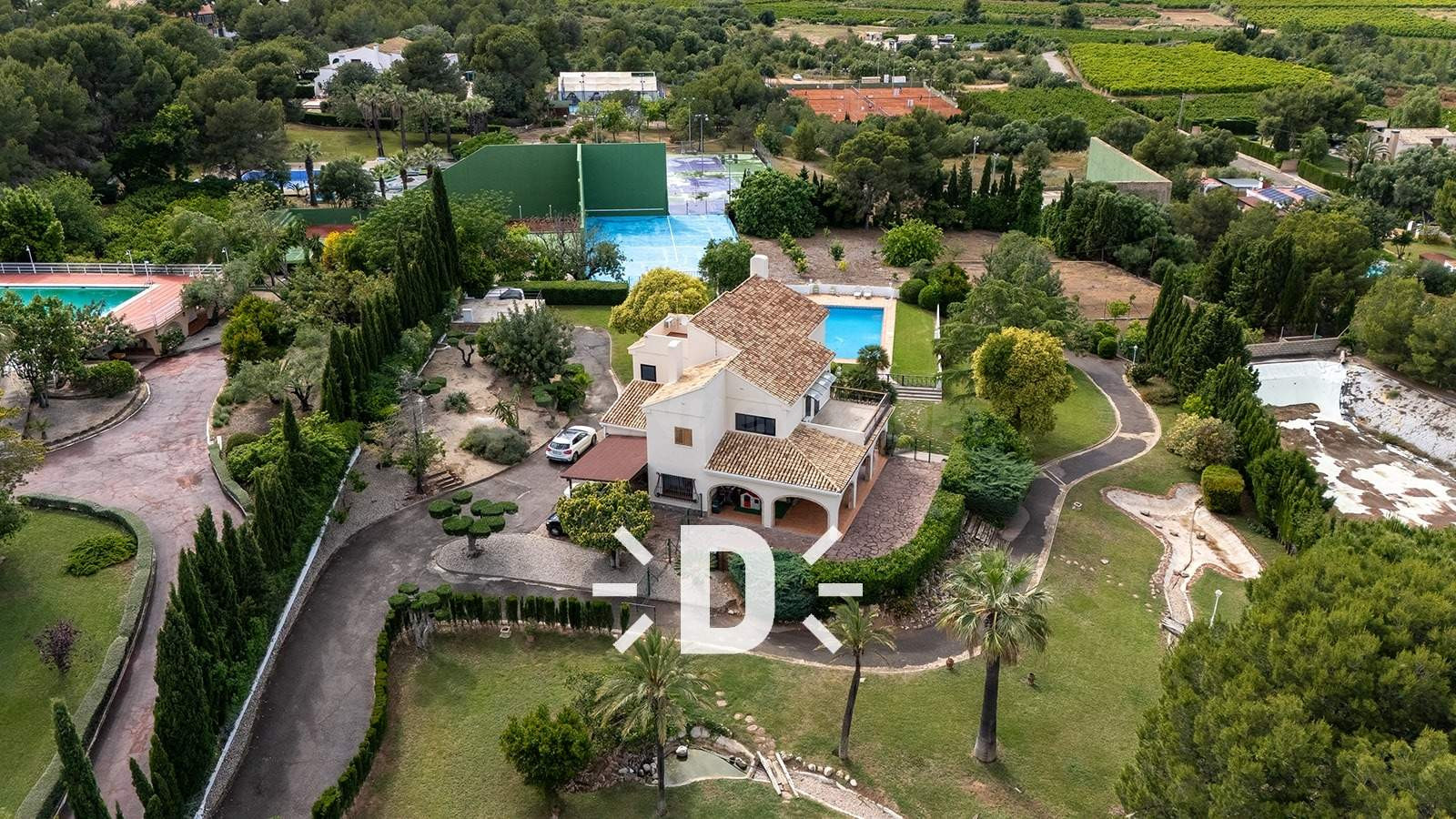 Exclusivo chalet reformado en Picassent con piscina y pista de pádel