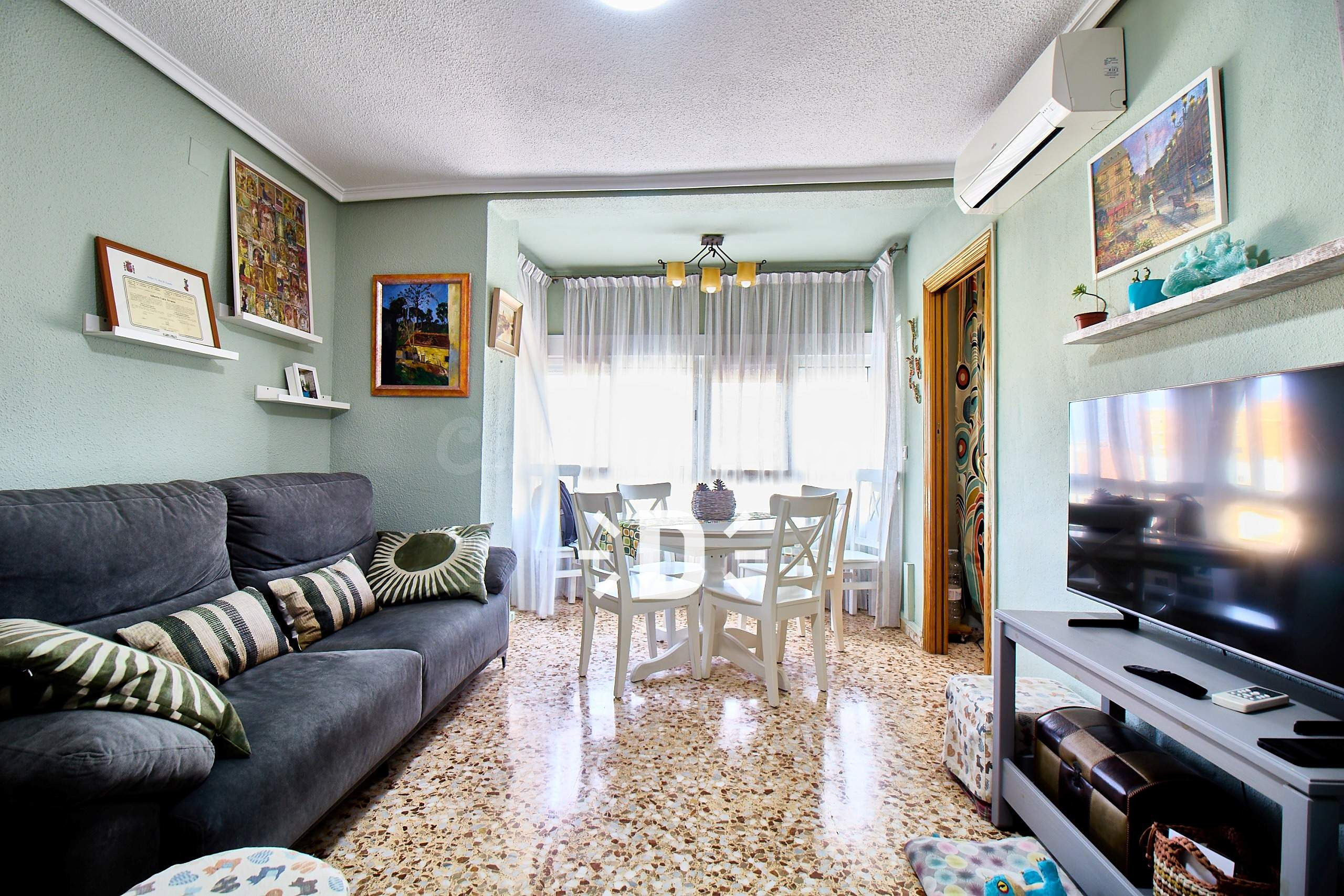 ¡Luminoso piso de 4 dormitorios con ascensor y cocina reformada en Silla!