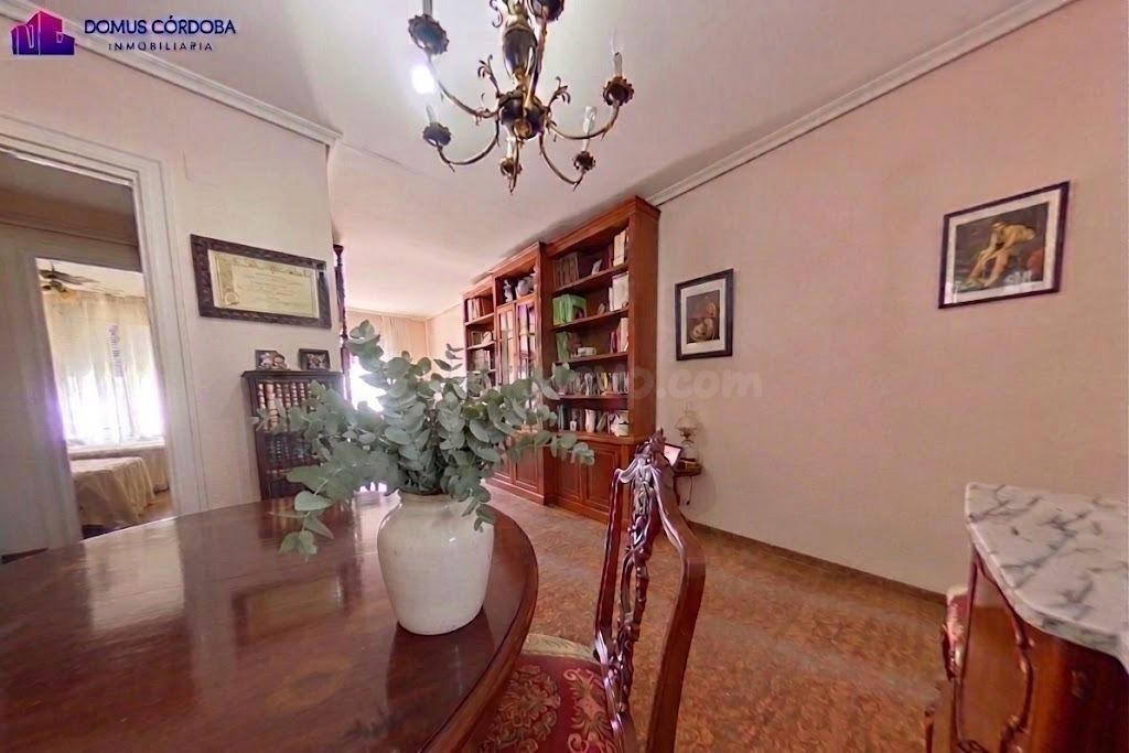 Se vende piso junto a la Avenida de Jesús Rescatado, exterior con terraza, patio y trastero.