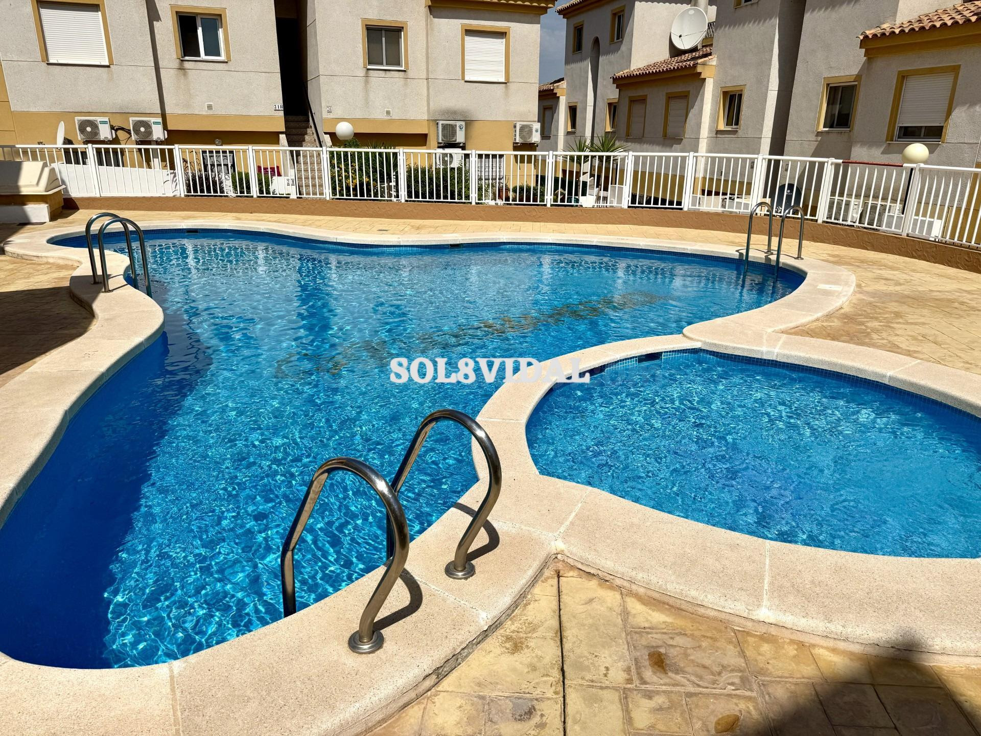 SE VENDE DÚPLEX EN PLANTA ALTA CON TERRAZA PRIVADA Y PISCINAS COMUNITARIAS – COX