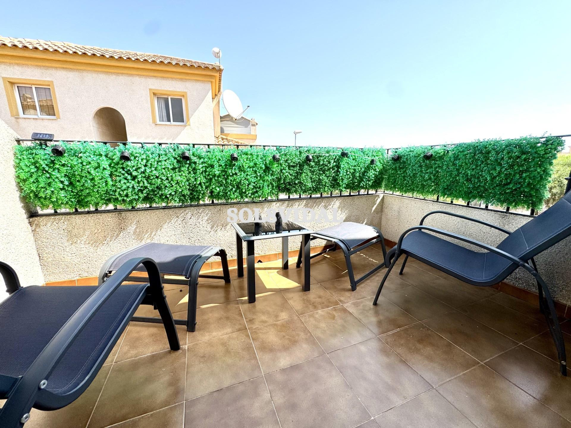 SE VENDE DÚPLEX EN PLANTA ALTA CON TERRAZA PRIVADA Y PISCINAS COMUNITARIAS – COX