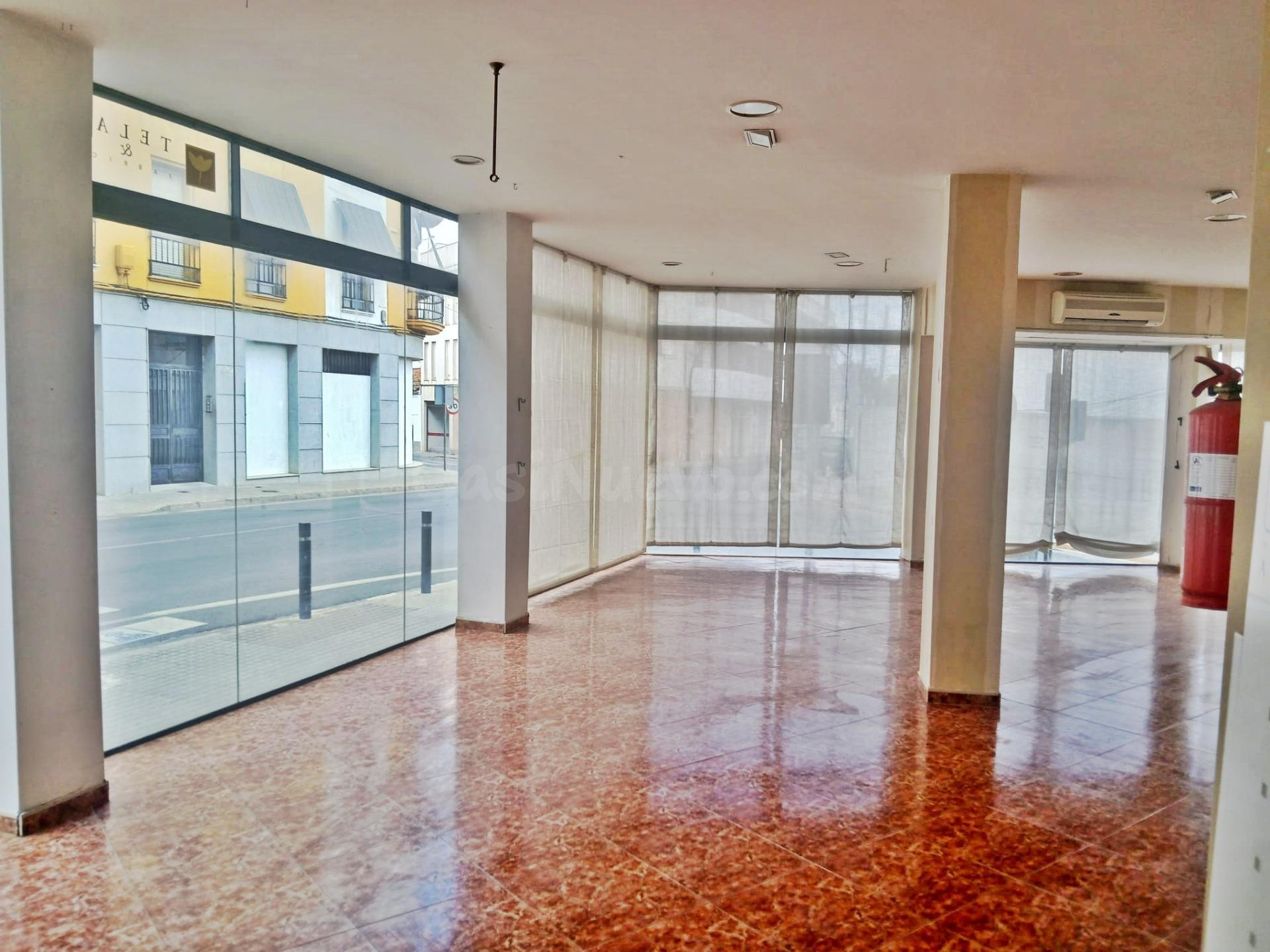 Amplio Local Comercial en Pozoblanco haciendo esquina , puede convertirse en vivienda.