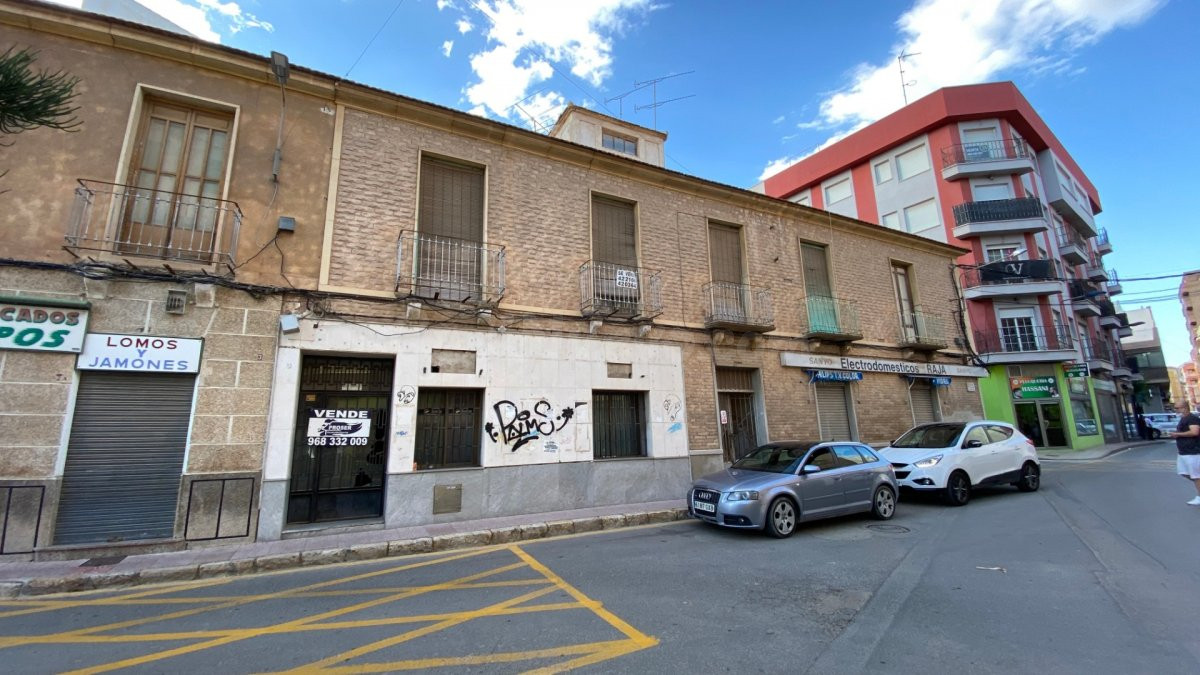 Inversión en Pleno Centro de Mazarrón: Local + Piso con Potencial de Desarrollo