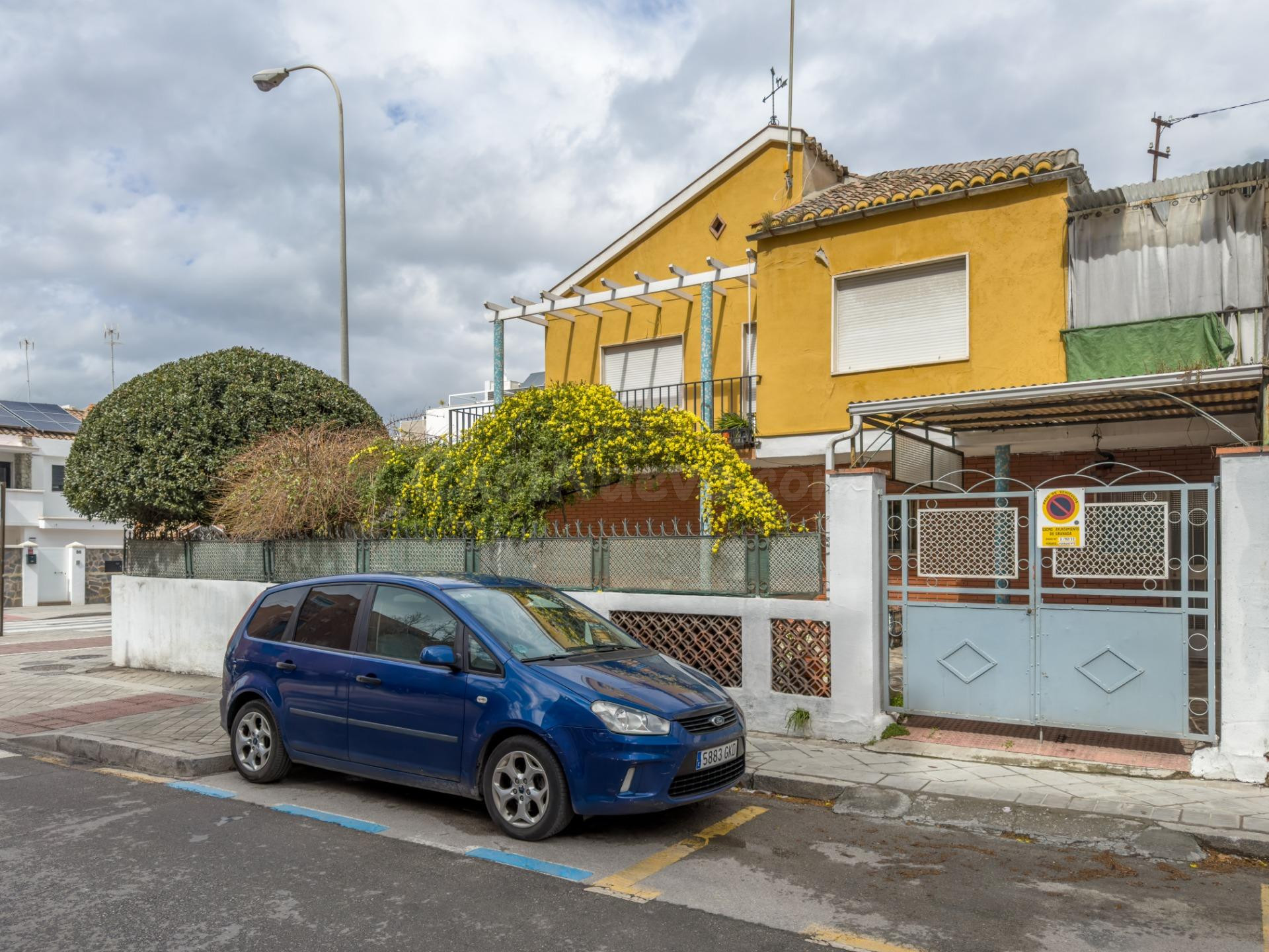 DISFRUTE DEL CENTRO DE GRANADA SIN RENUNCIAR A LAS COMODIDADES DE UNA CASA PAREADA CON JARDIN