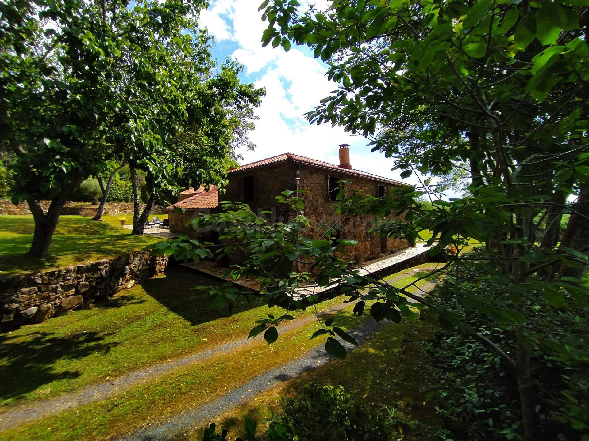 Casa de piedra con finca, licencia de casa rural y vistas abiertas — Norte de Galicia (Ortigueira)