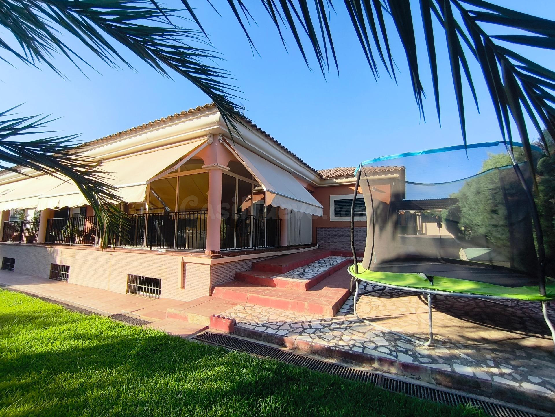 CHALET EN LOS MONTITOS CON PISCINA Y PISTA DE PADEL
