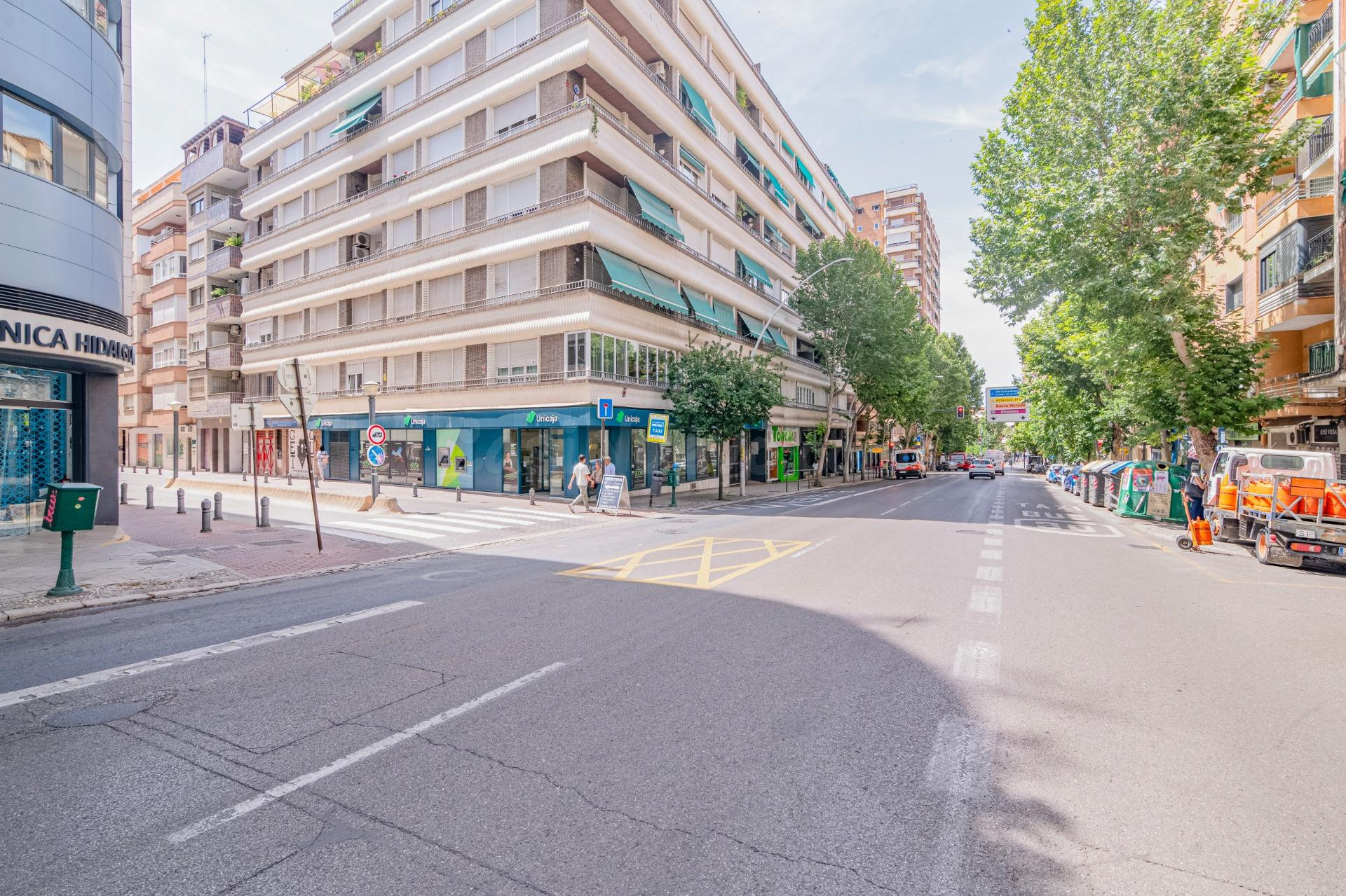 Piso exterior con plaza de garaje Junto a  SAN LÁZARO