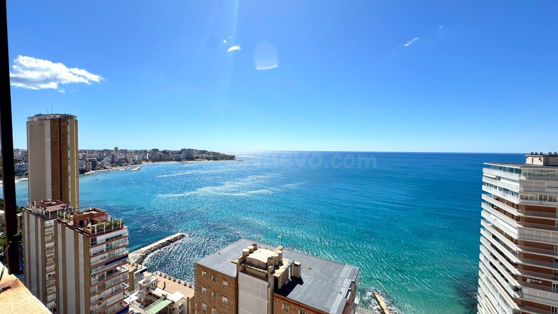 ÁTICO FRENTE AL MAR – IMPRESIONANTE VISTA PANORÁMICA SOBRE LA BAHÍA DE ALICANTE