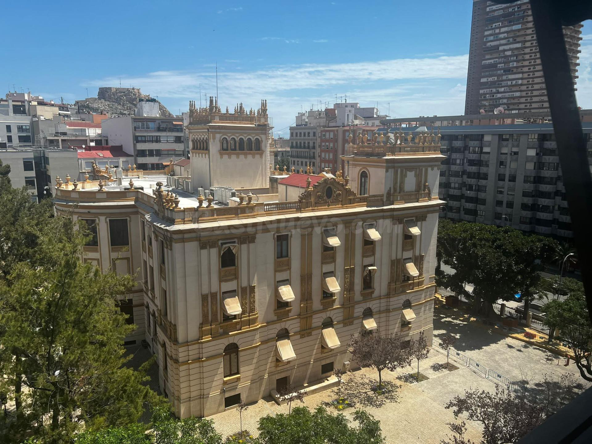 APARTAMENTO EXCEPCIONAL CON VISTAS PANORÁMICAS A LA DIPUTACIÓN Y AL CASTILLO DE SANTA BÁRBARA