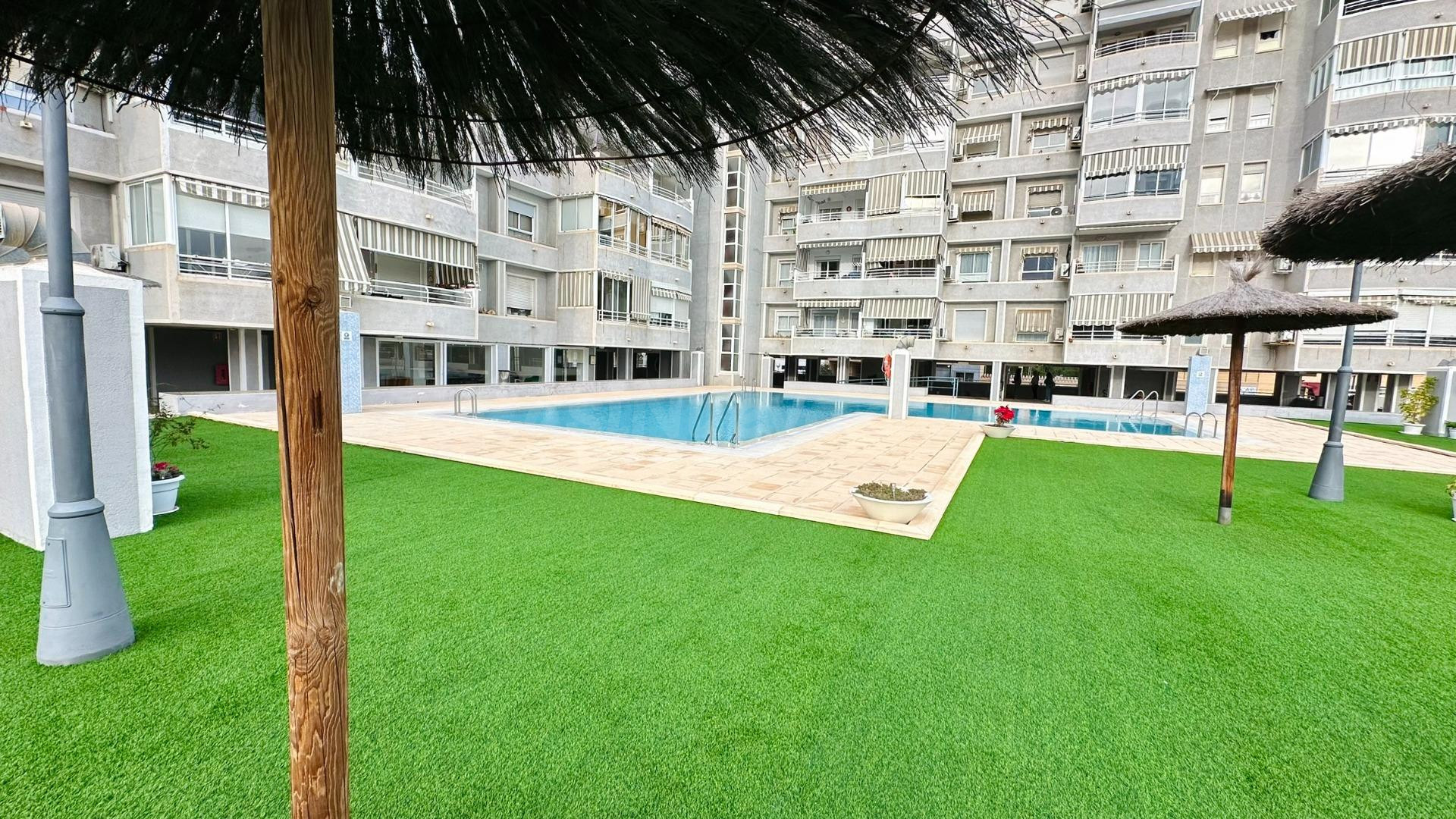 Piso de 3 Dormitorios con Piscina, Jardín y Garaje en San Juan, Alicante