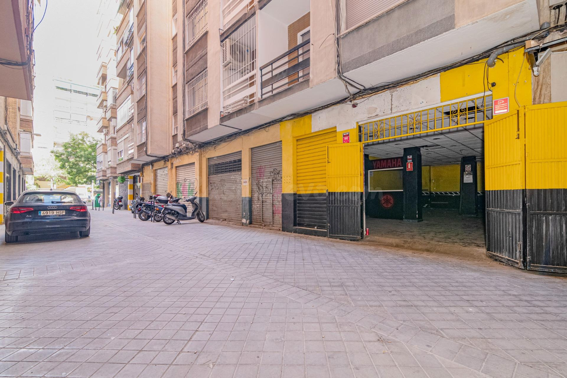 Local en Camino de Ronda 132D con posibilidad de cambio de uso a vivienda