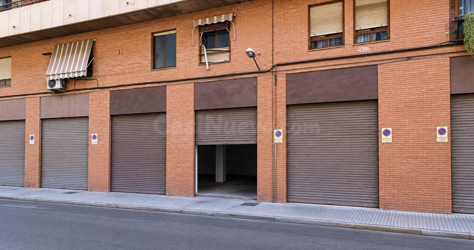 LOCAL EN CREVILLENTE DE 248 M2, CALLE PINTOR VELÁZQUEZ  LOCAL COMERCIAL IDEAL PARA METER VEHÍCULOS O