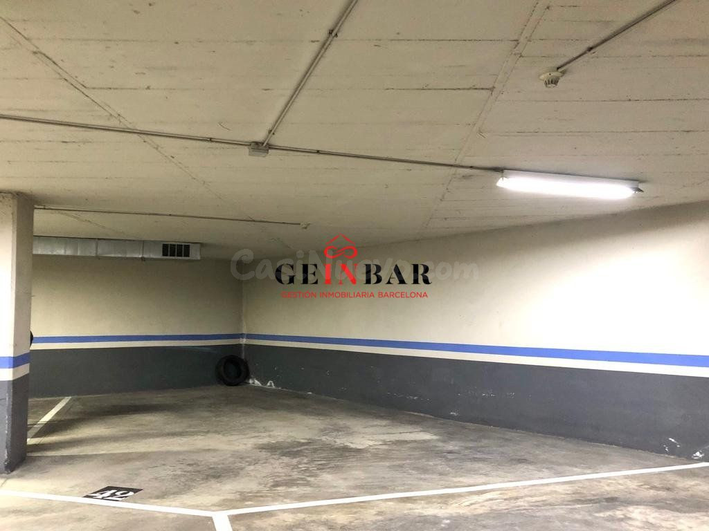 GRAN PLAZA PARA 2 COCHES Y 4 MOTOS