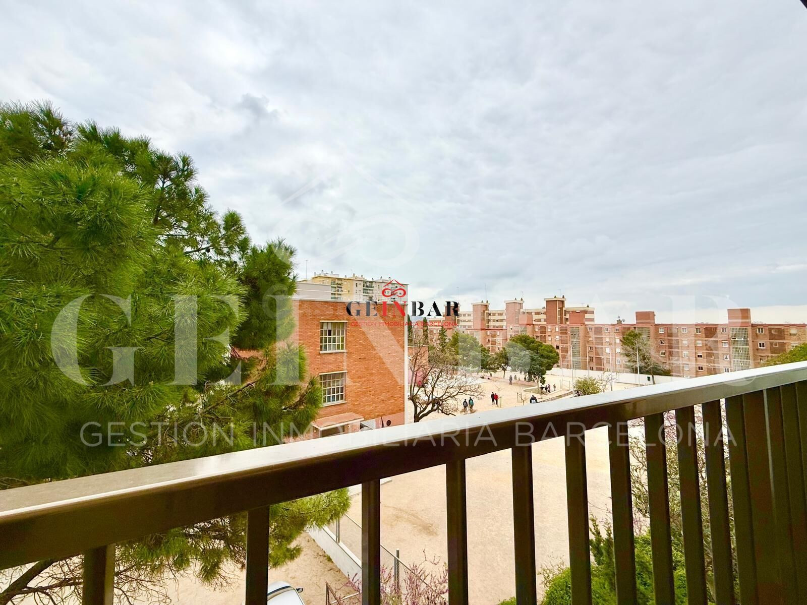 PISO TOTALMENTE EXTERIOR CON BALCON Y VISTAS DESPEJADAS