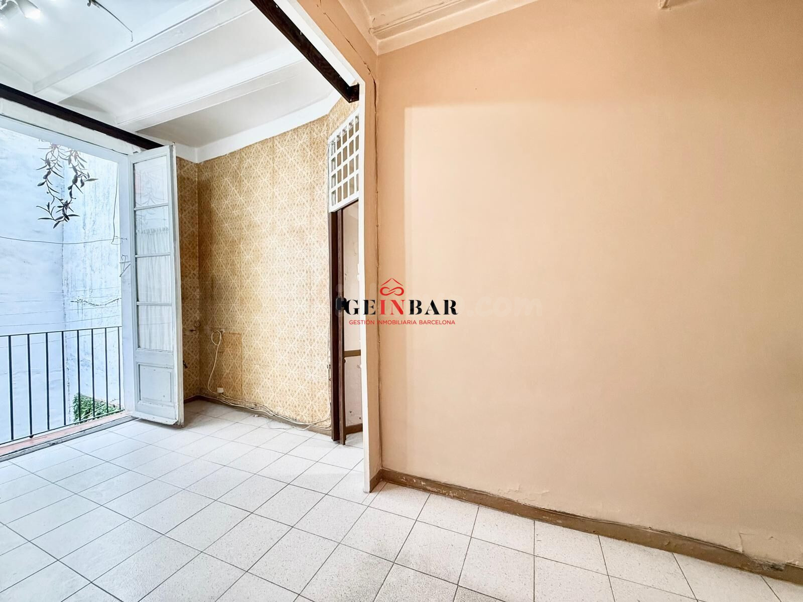 PISO CON ENCANTO EN CIUTAT VELLA