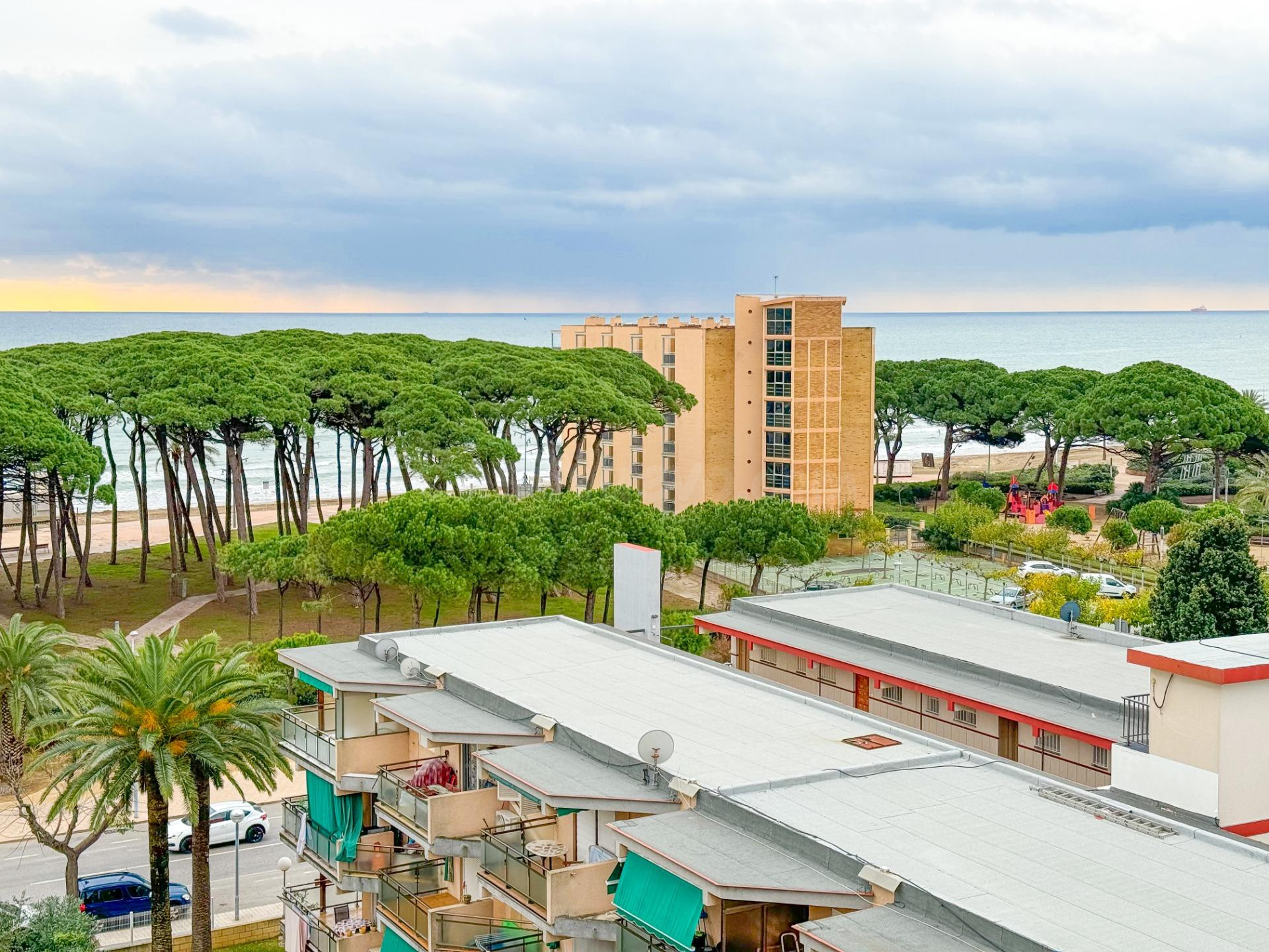 Piso en La Pineda , 4a planta, con vistas al mar!!!