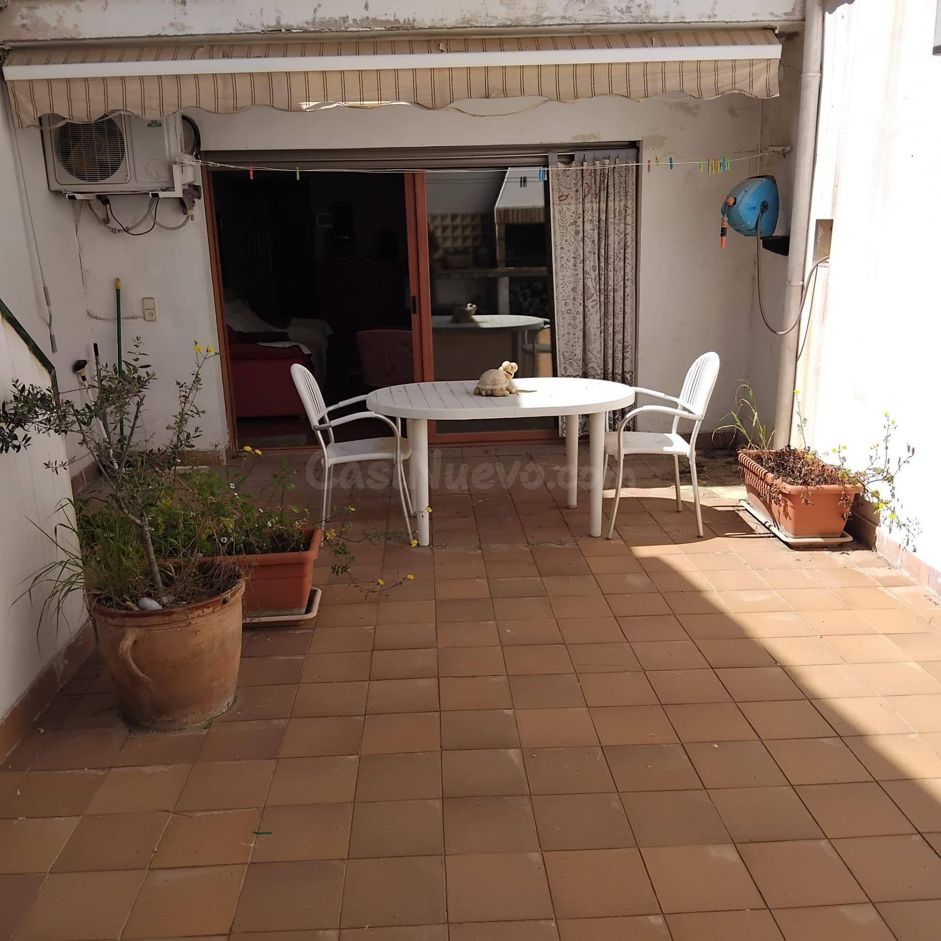 Casa con dos pisos y gran garaje almacén muy cerca del Ayuntamiento