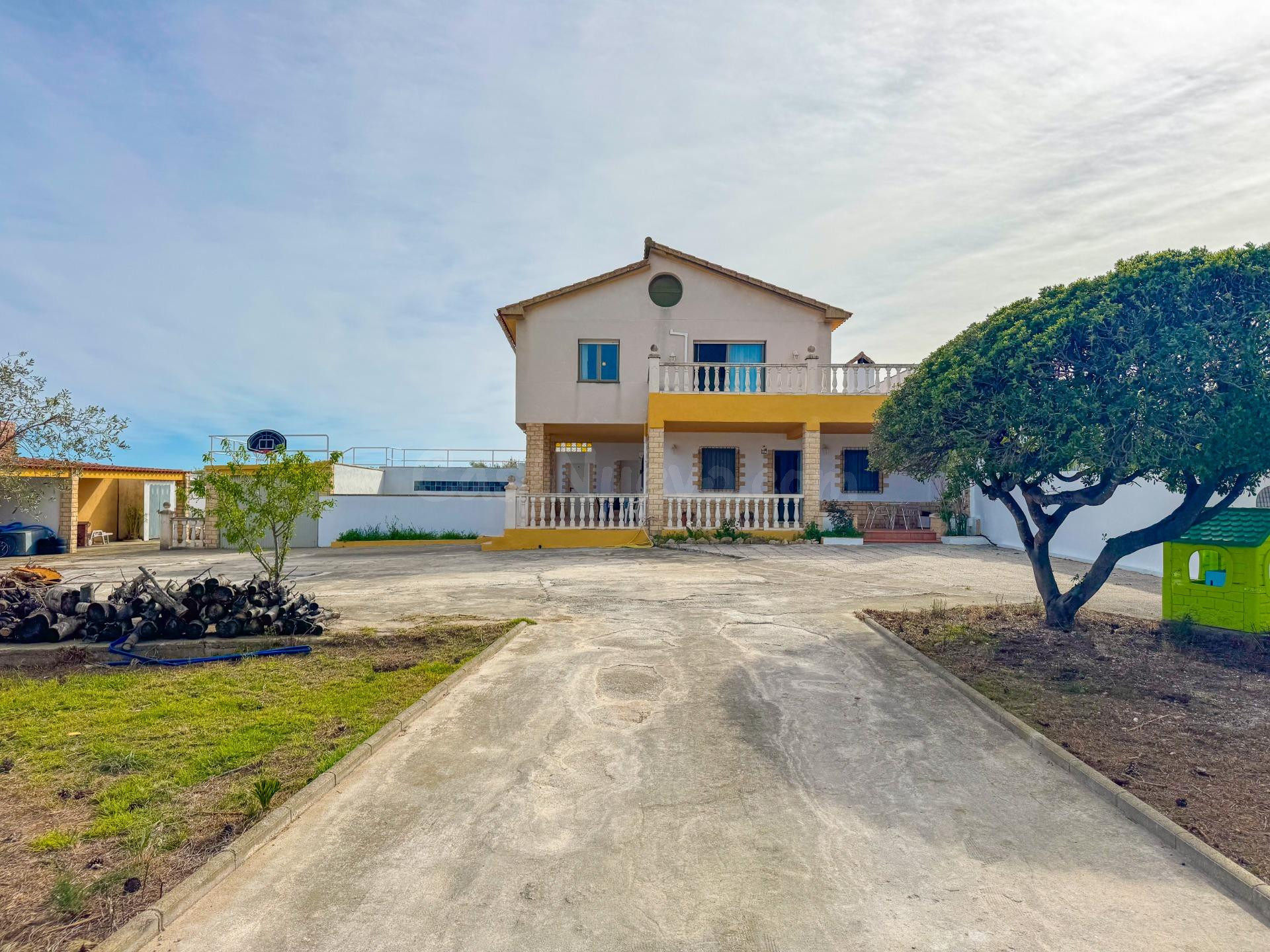 JOYA EN ALCOVER: CHALET REFORMADO CON 1.100m2 DE JARDÍN PRIVADO – CALIDAD DE VIDA E INVERSIÓN SEGURA