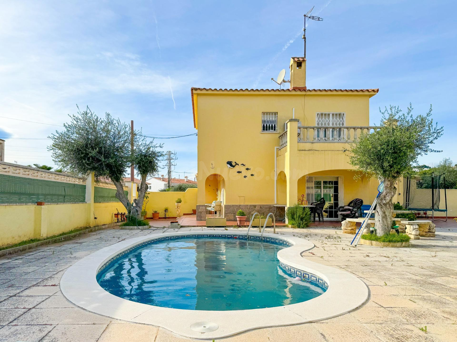 ¡Piscina privada y playa a 10 minutos! Chalet esquinero de 4 habitaciones