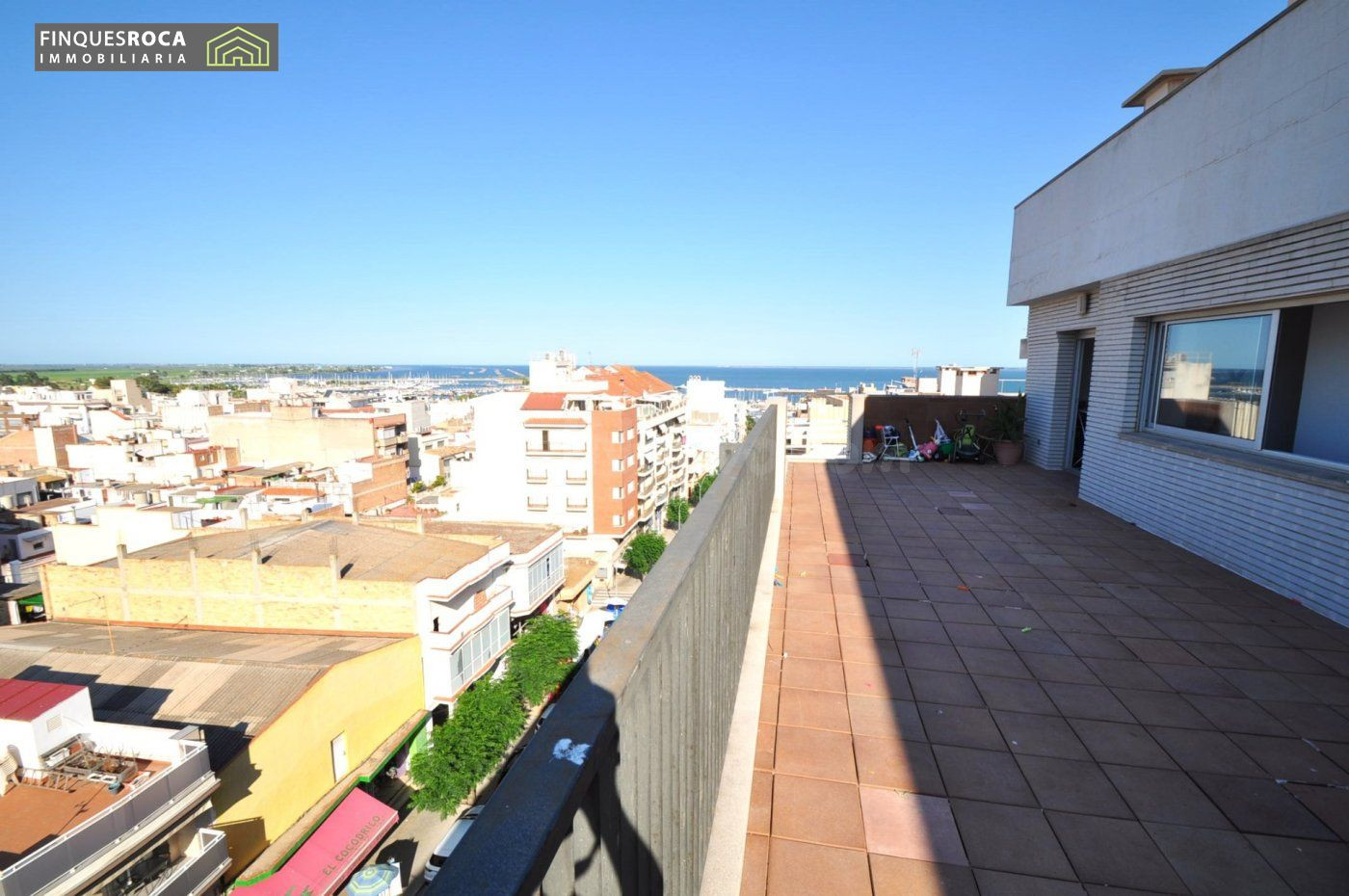 Ático de 3 habitaciones en el centro del pueblo con 76m2 de terraza y vistas al mar
