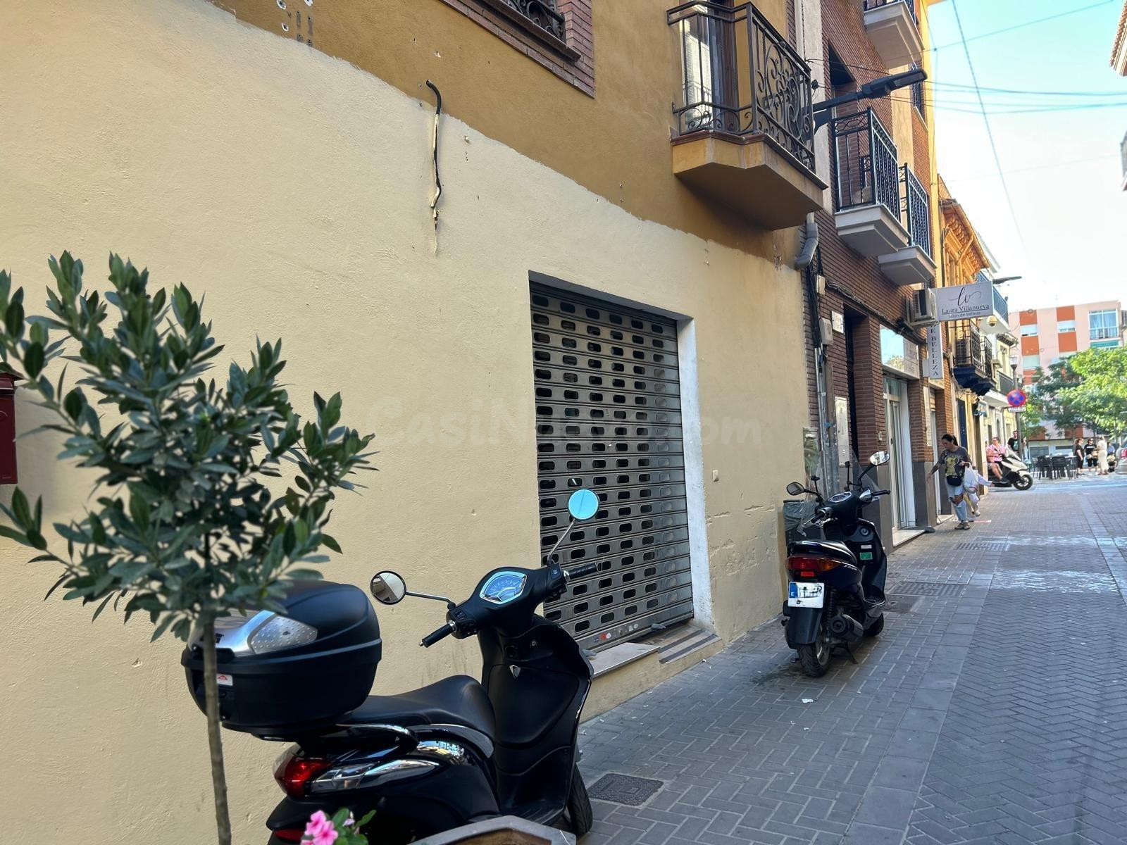 Local comercial en primera línea en pleno centro de Maracena