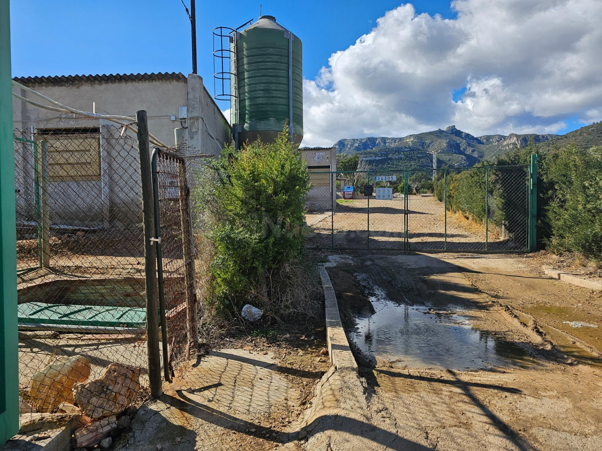 FINCA DE 15000 M2  CON LUZ. AGUA, Y TRES COSNTRUCIONES  DE 500 M2