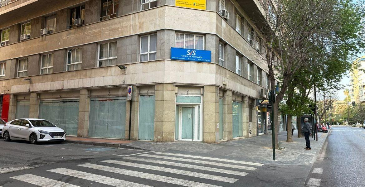 Local comercial de 225 m2 en Avda. Primo de Rivera !!
