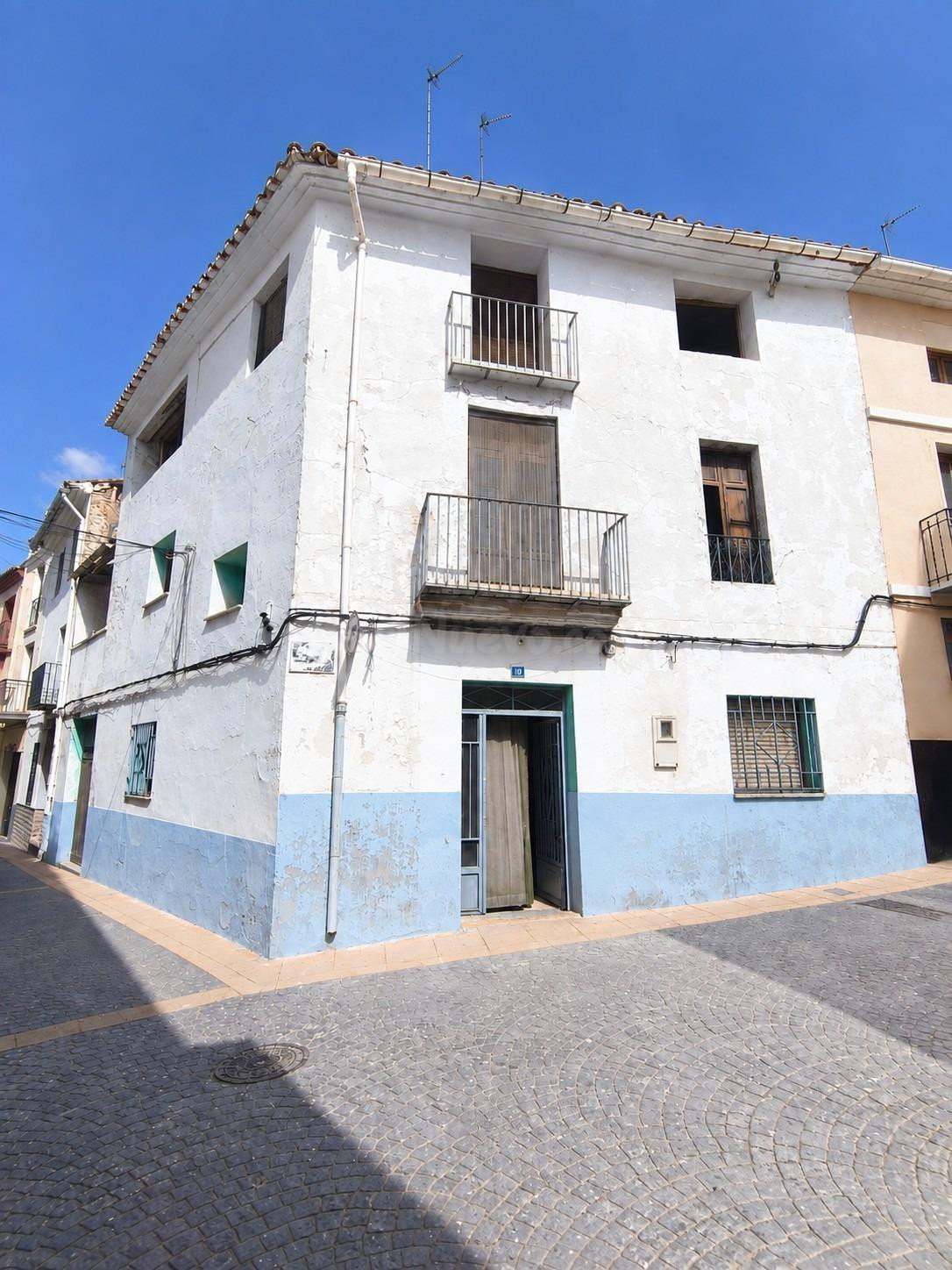 CASA HISTÓRICA EN ARTANA CON 120M2 POR PLANTA, GRAN TERRAZA 