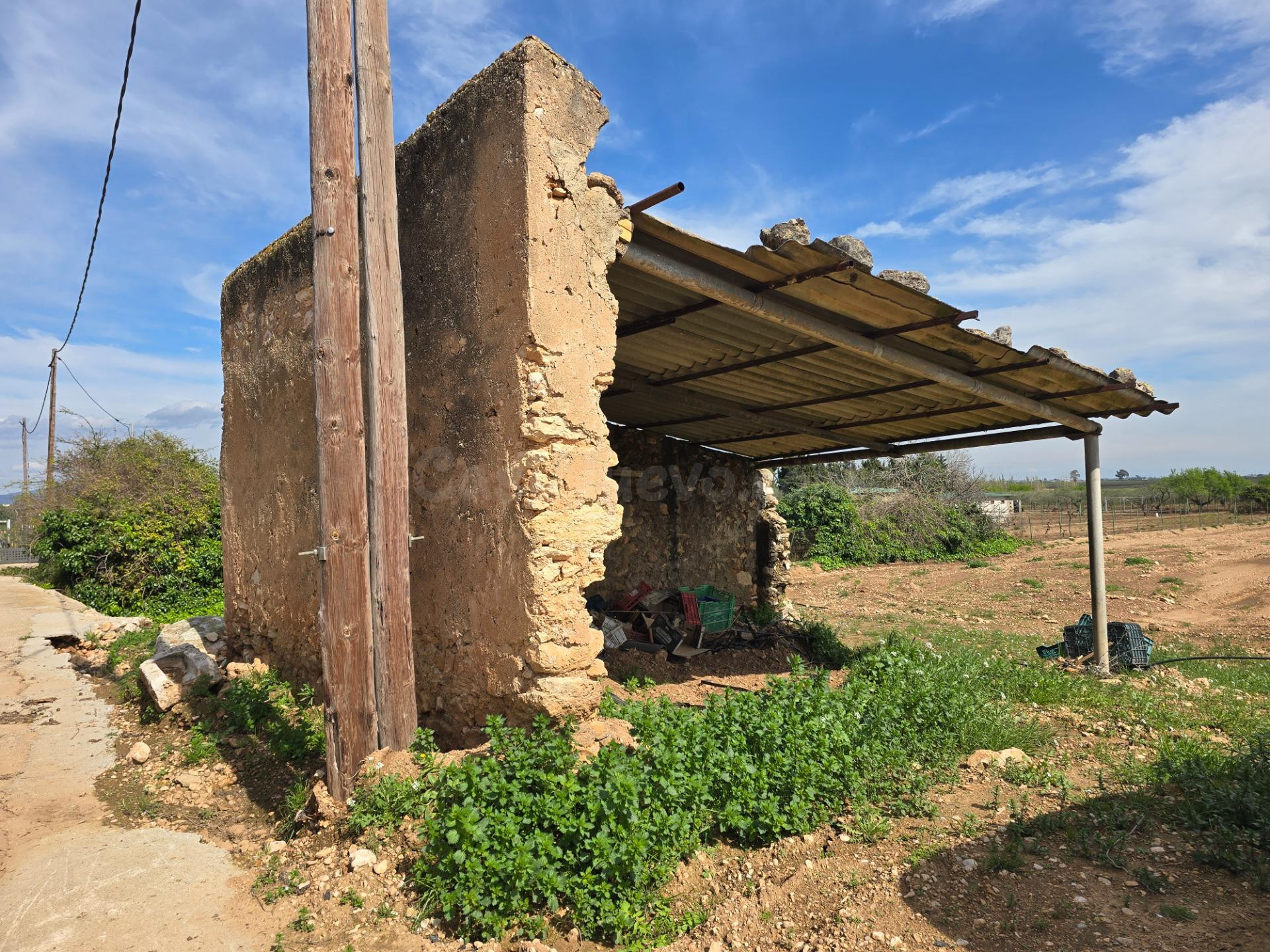 FINCA RÚSTICA CON CASA DE 15m2