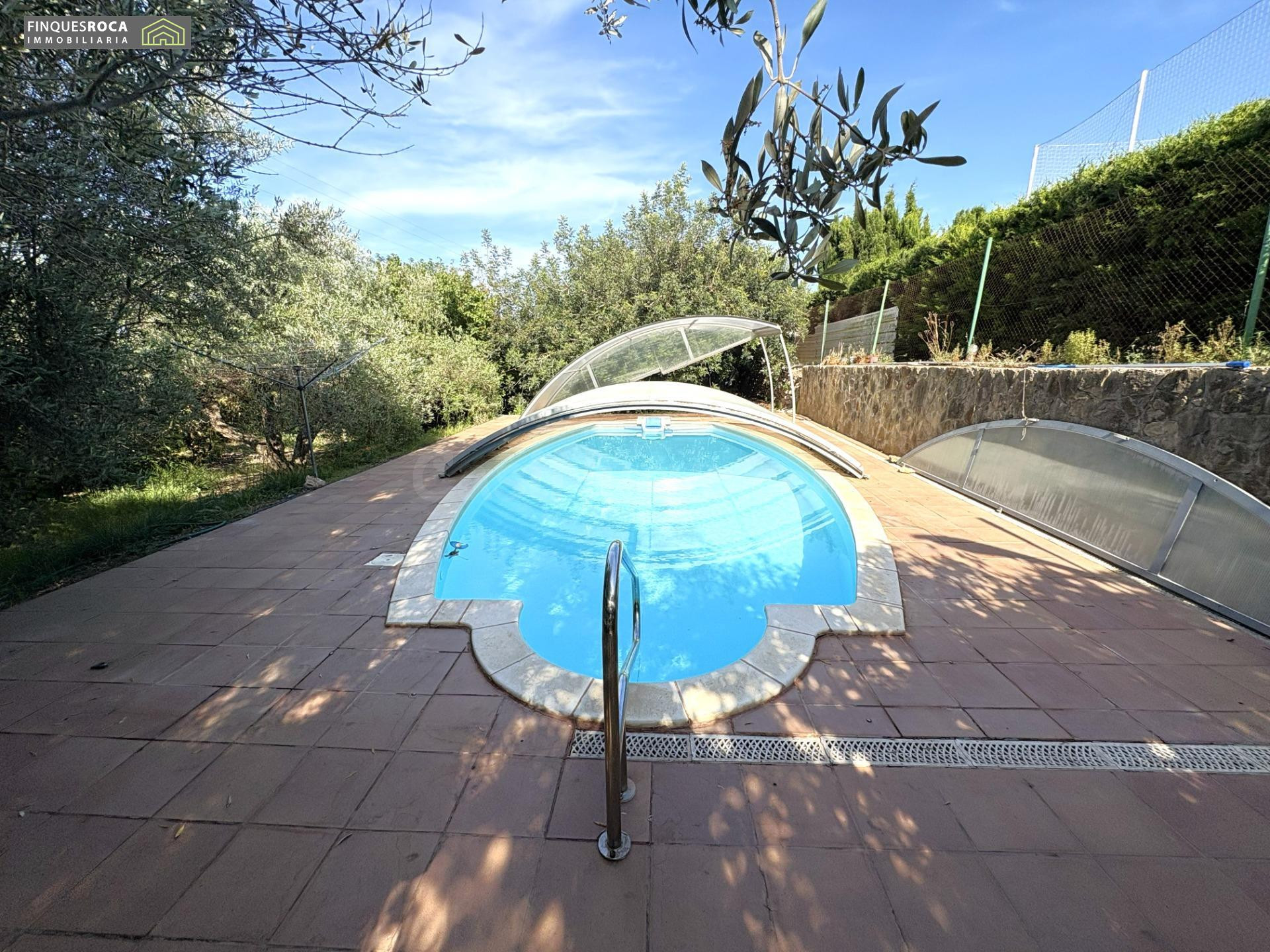Casa de Campo o Finca , con dos viviendas, una de 3 Dormitorios, y otra de 2 Dormitorios, piscina privada, vallado y 2000 m2 de terrenos
