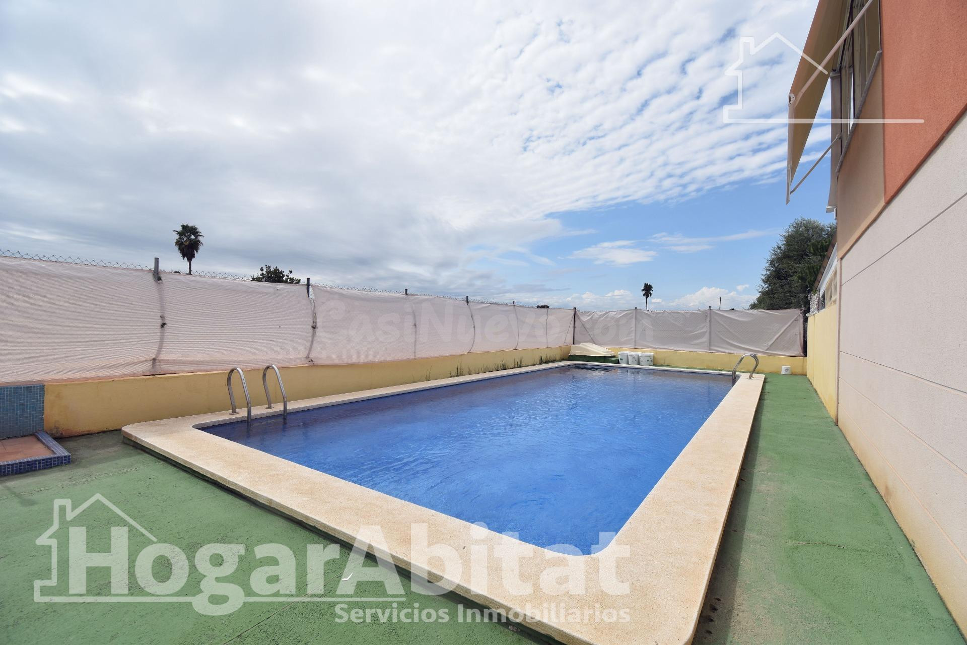 ¡CERCA DE LA PLAYA! ADOSADO EN RESIDENCIAL CON TERRAZA, PISCINA Y GARAJE